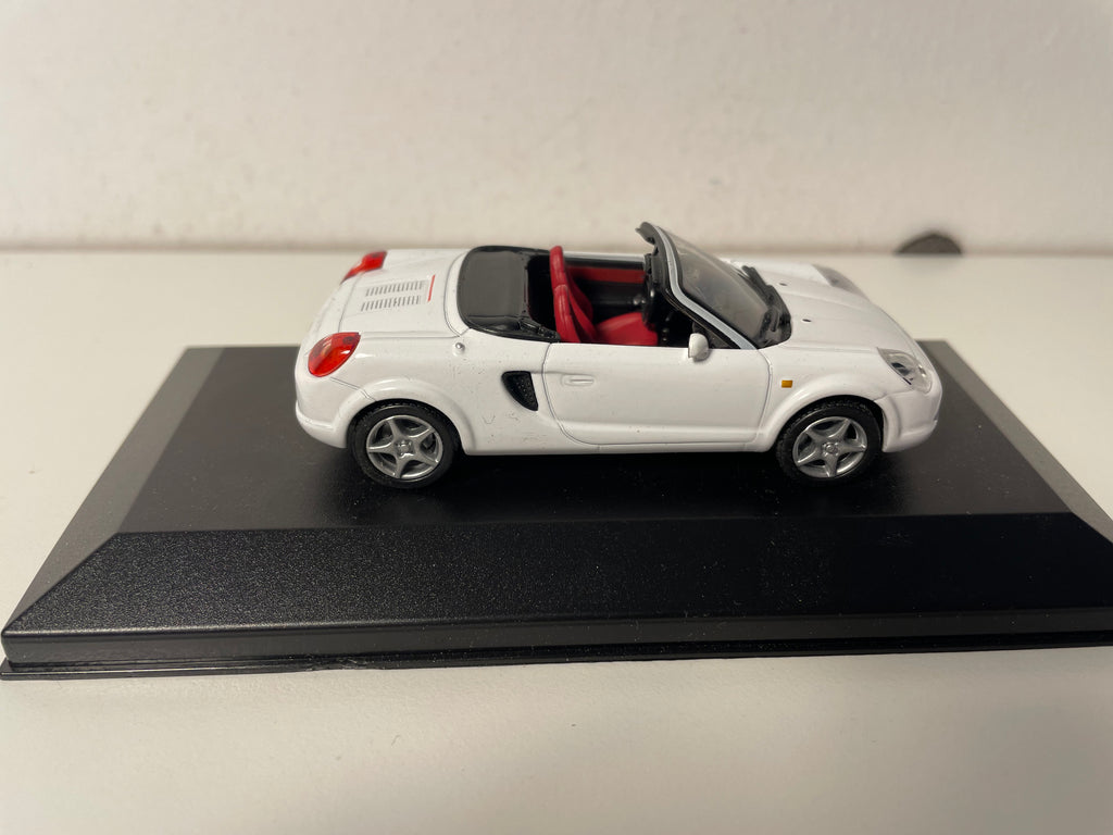 Toyota MR2 blanche de 2000 (voiture rajoutée sur un socle