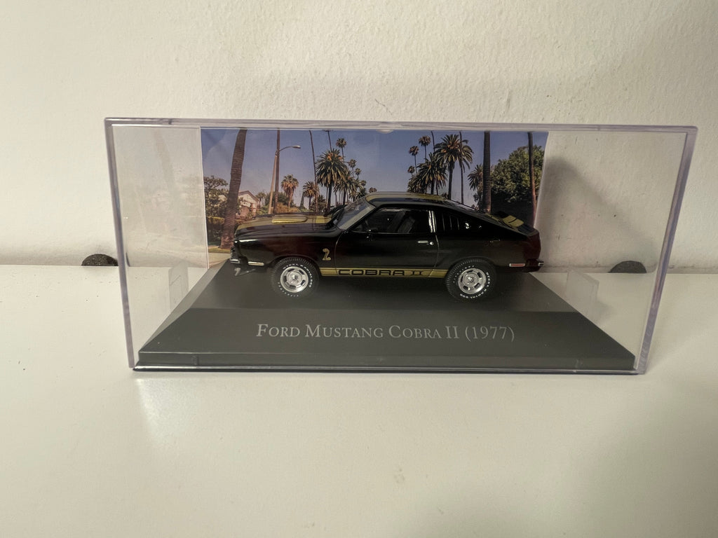 Ford Mustang Cobra 2 noire et dorée de 1977 (voiture américaine)