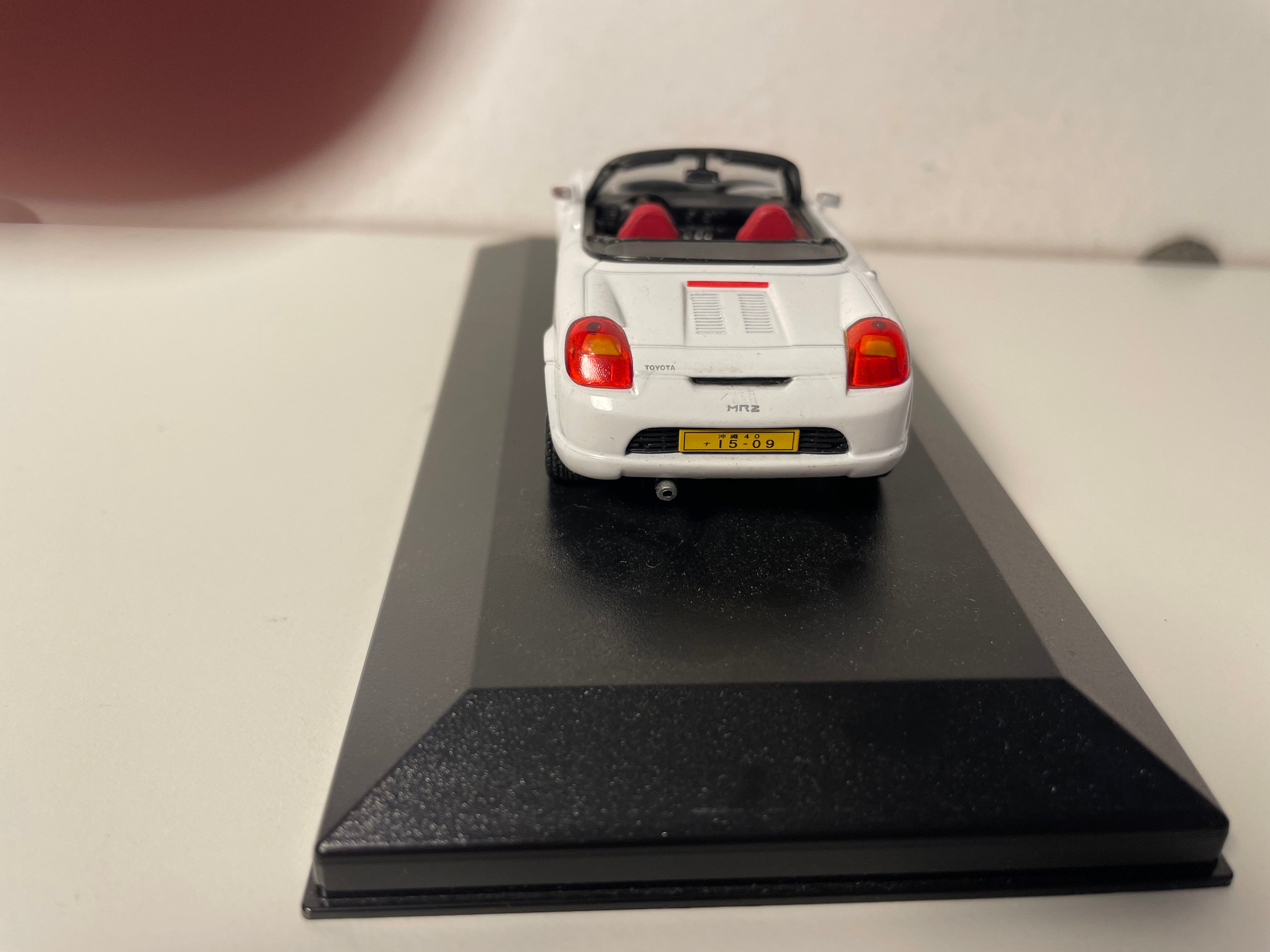 Toyota MR2 blanca de 2000 (coche colocado en una base