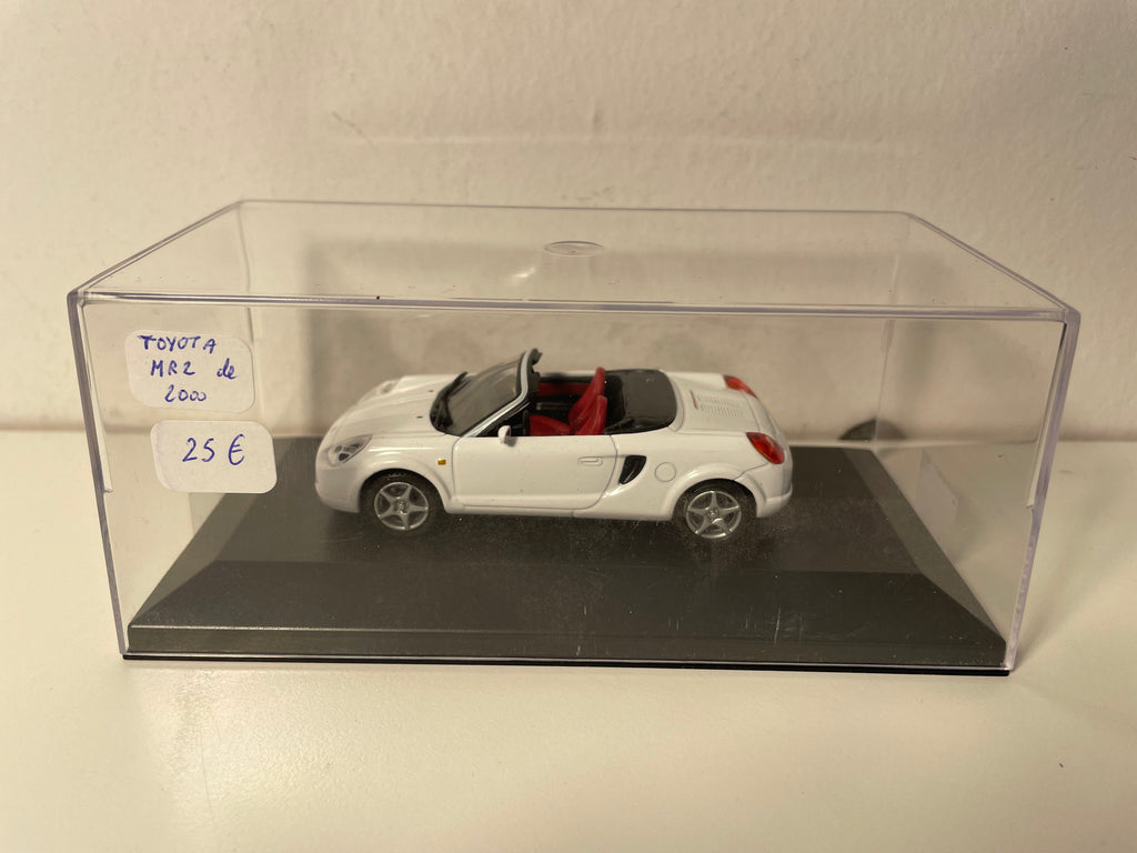 Toyota MR2 blanche de 2000 (voiture rajoutée sur un socle