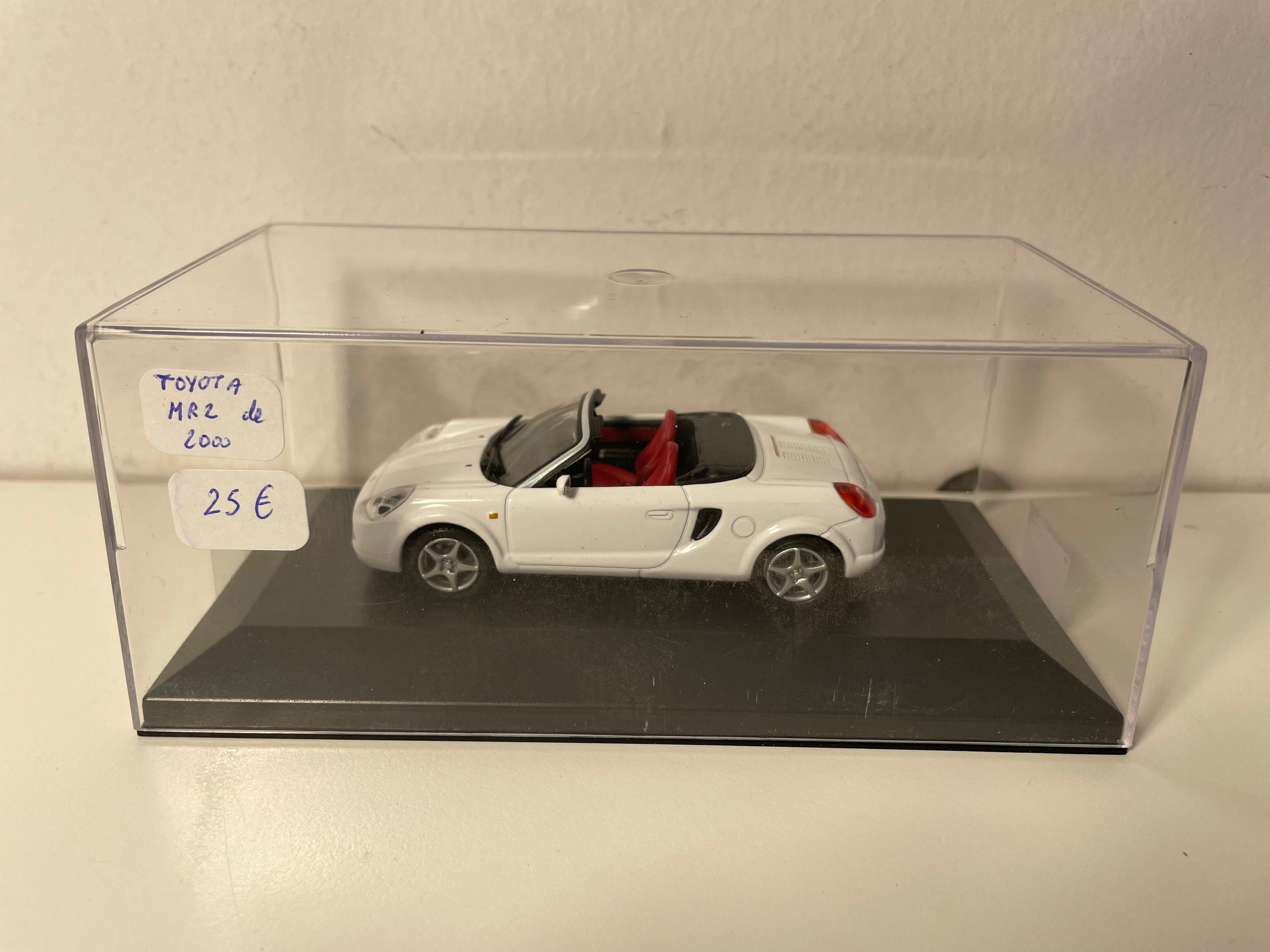 Toyota MR2 blanche de 2000 (voiture rajoutée sur un socle