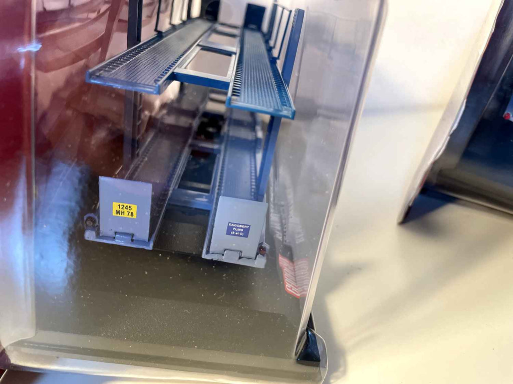 Samochód ciężarowy do transportu samochodów z niebieską naczepą SAVIEM SM 10 (Transports Dagobert)