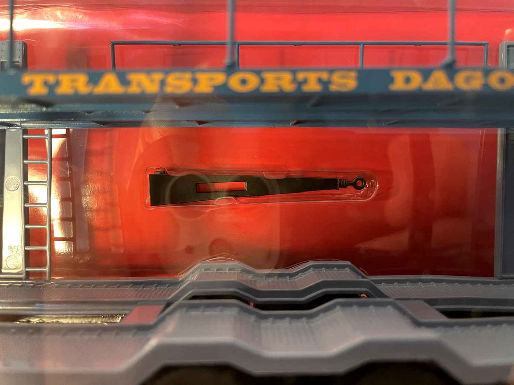 Samochód ciężarowy do transportu samochodów z niebieską naczepą SAVIEM SM 10 (Transports Dagobert)