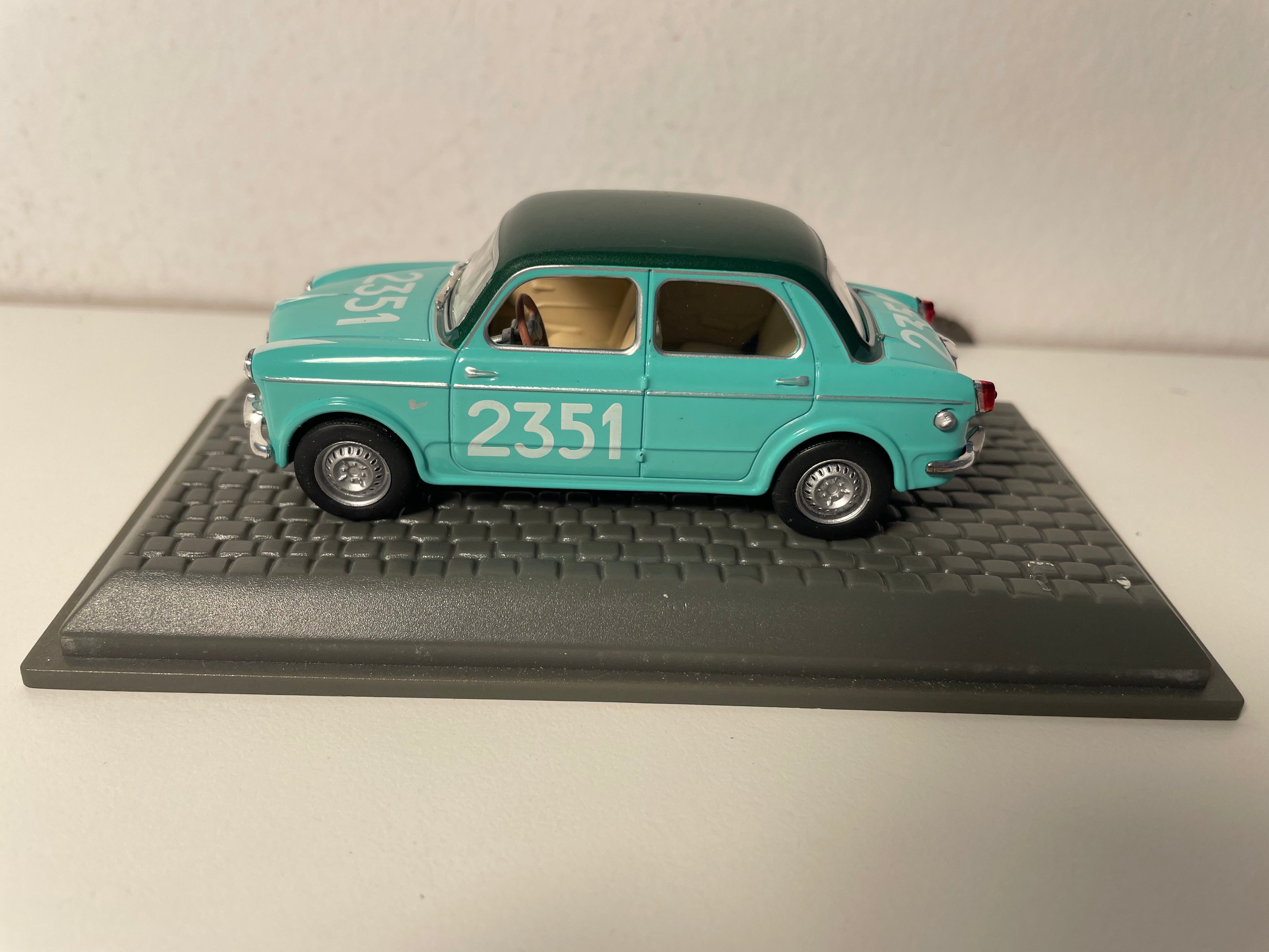 Fiat 1100 103 TV verde com o número 2351 de 1957