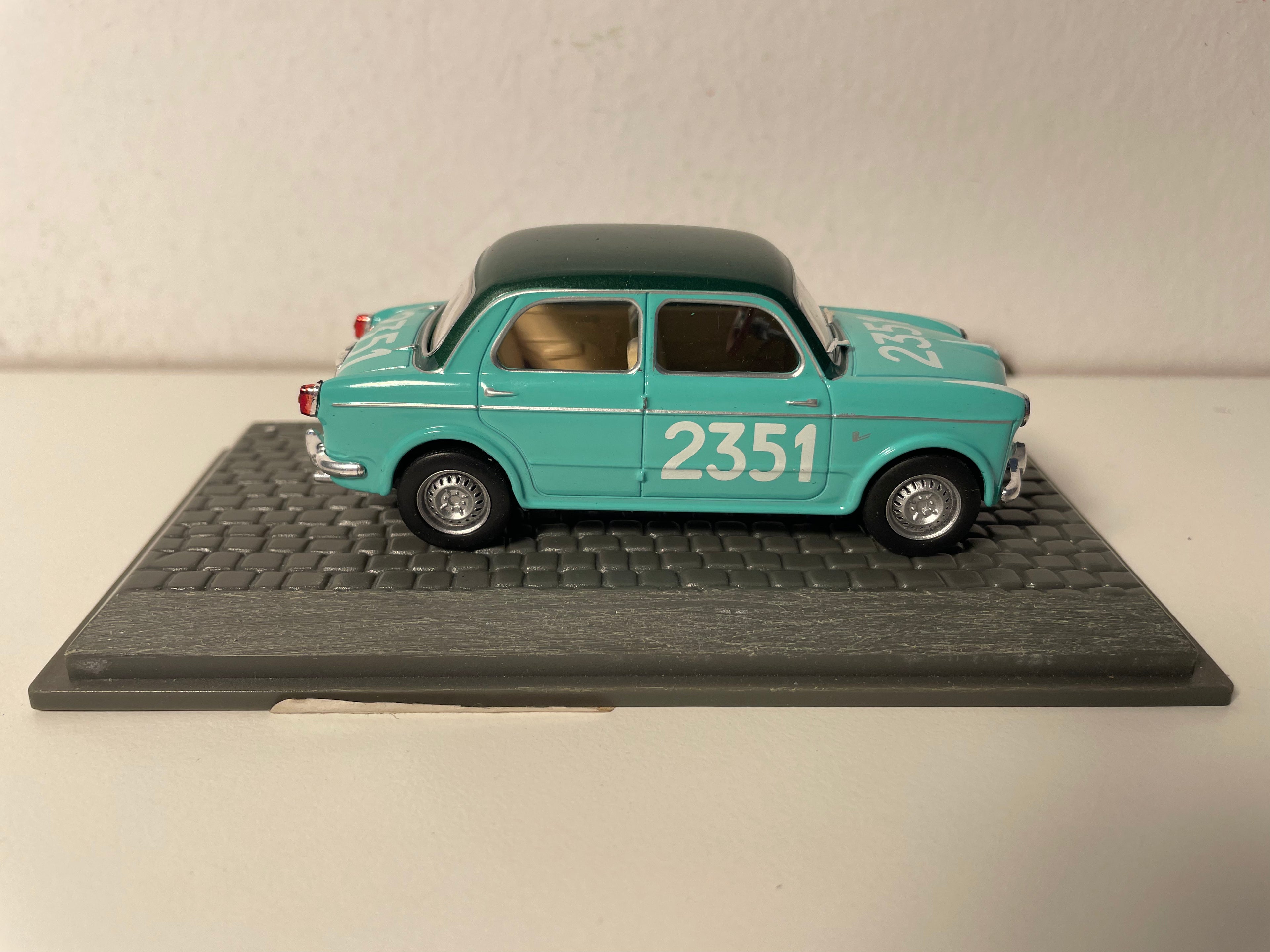 Fiat 1100 103 TV verde com o número 2351 de 1957