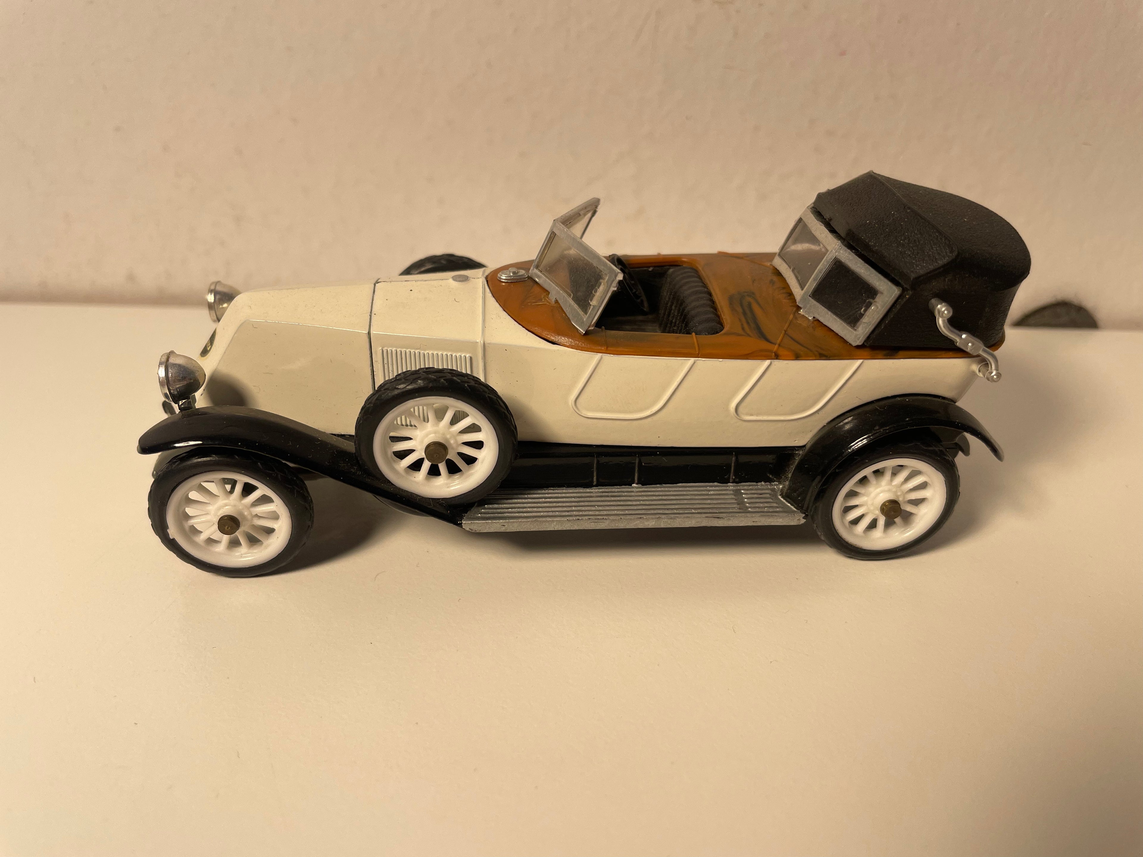 Renault 40 CV Sport blanc cassé/beige de 1923 - RIO