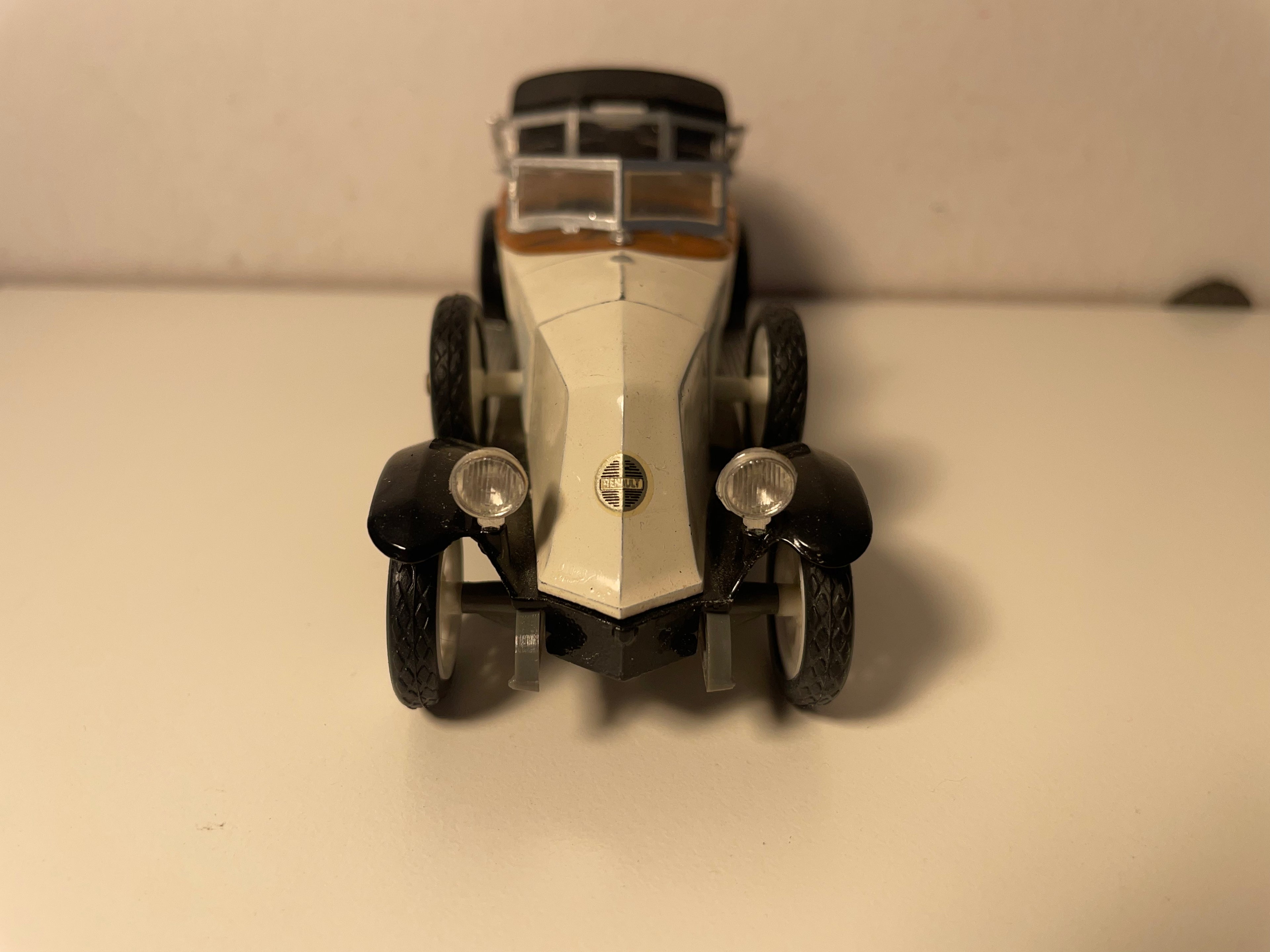 Renault 40 CV Sport blanc cassé/beige de 1923 - RIO
