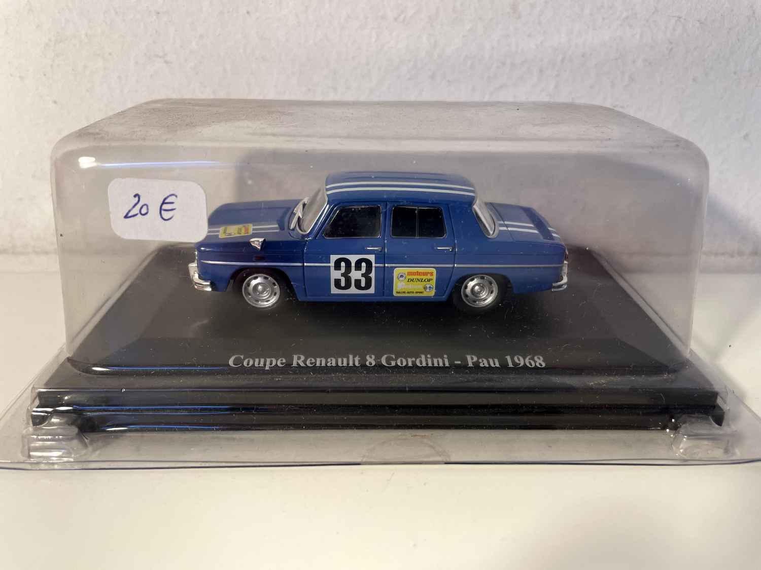 Niebieski Renault 8 Gordini z numerem 33 - Pau 1968 (w blistrze)