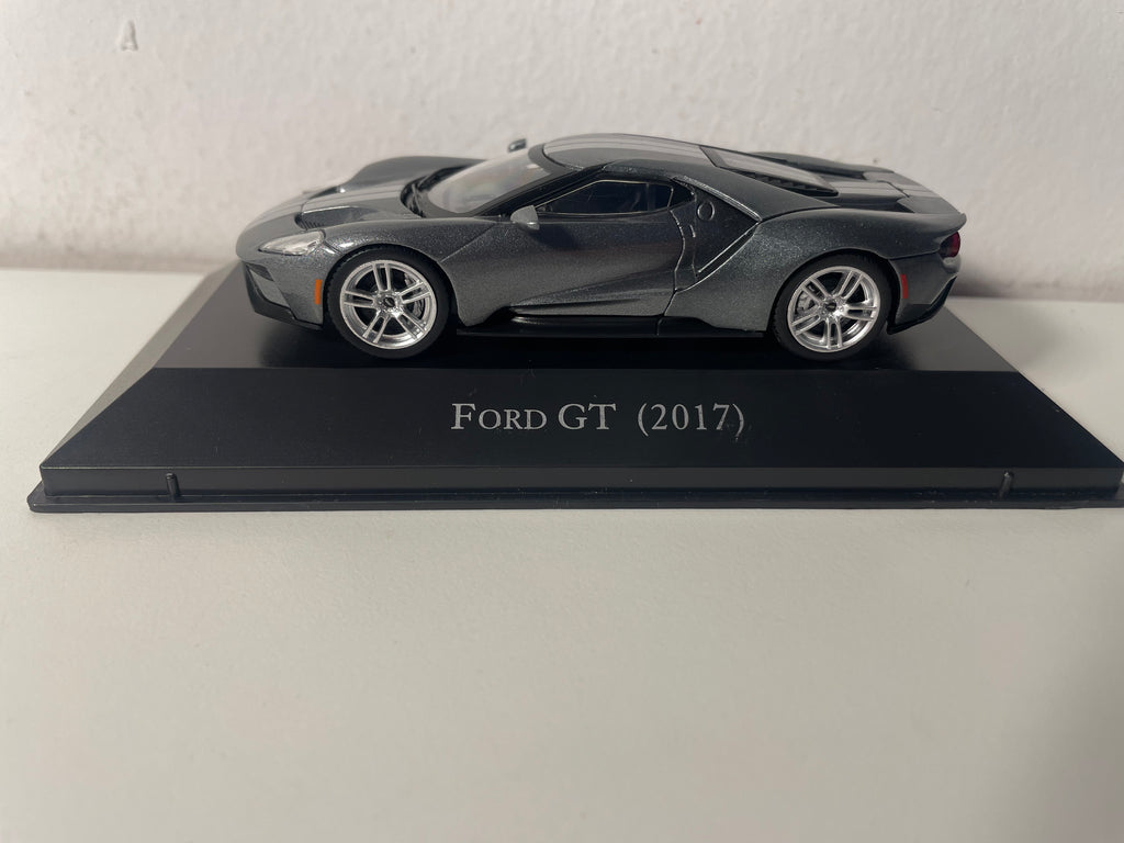 Ford GT grigia (diversi colori di grigio) del 2017