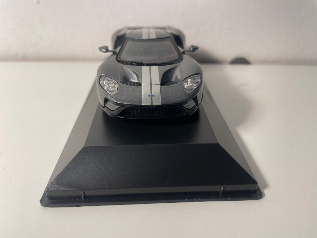 Ford GT grigia (diversi colori di grigio) del 2017