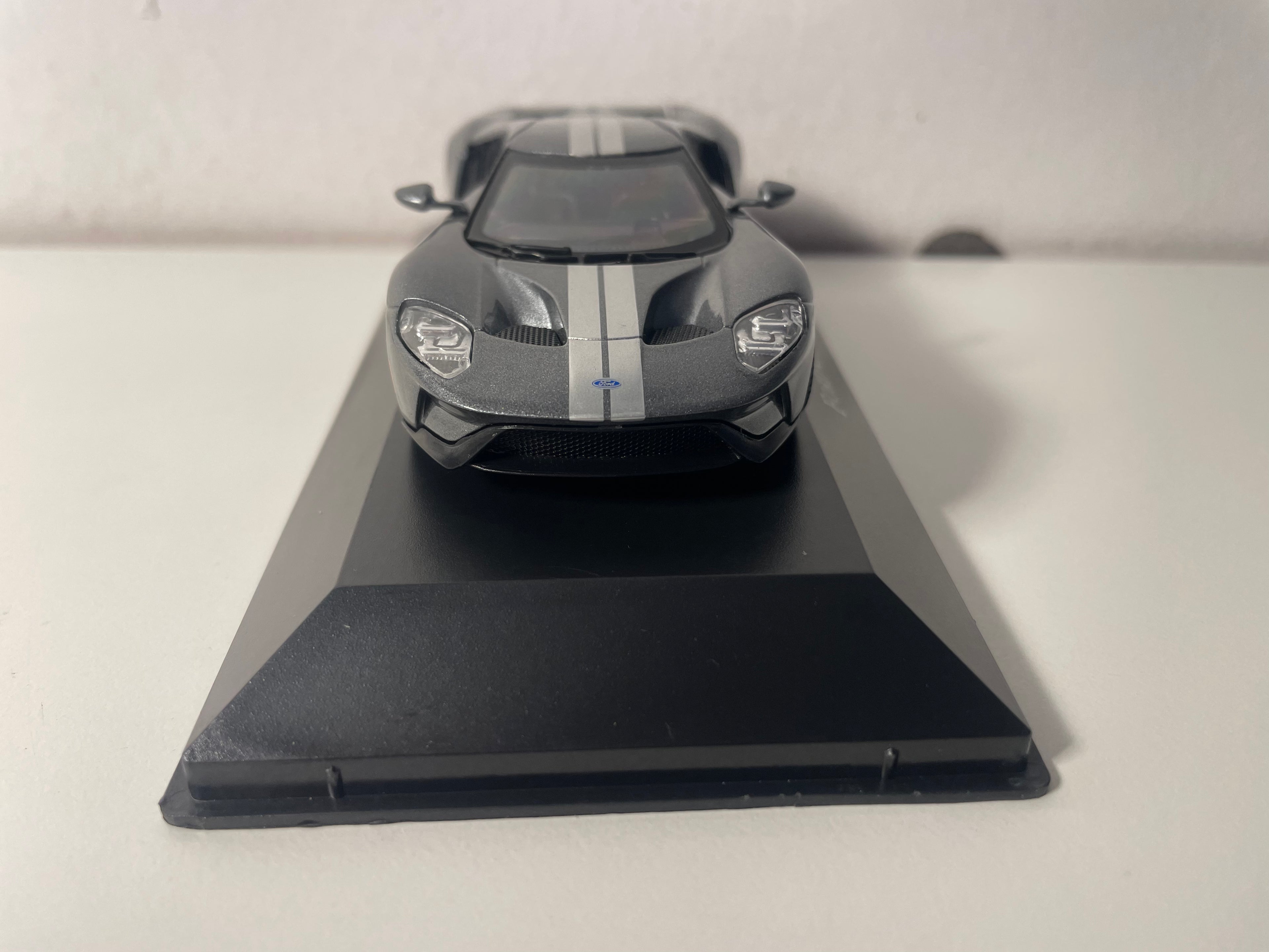 Ford GT grigia (diversi colori di grigio) del 2017