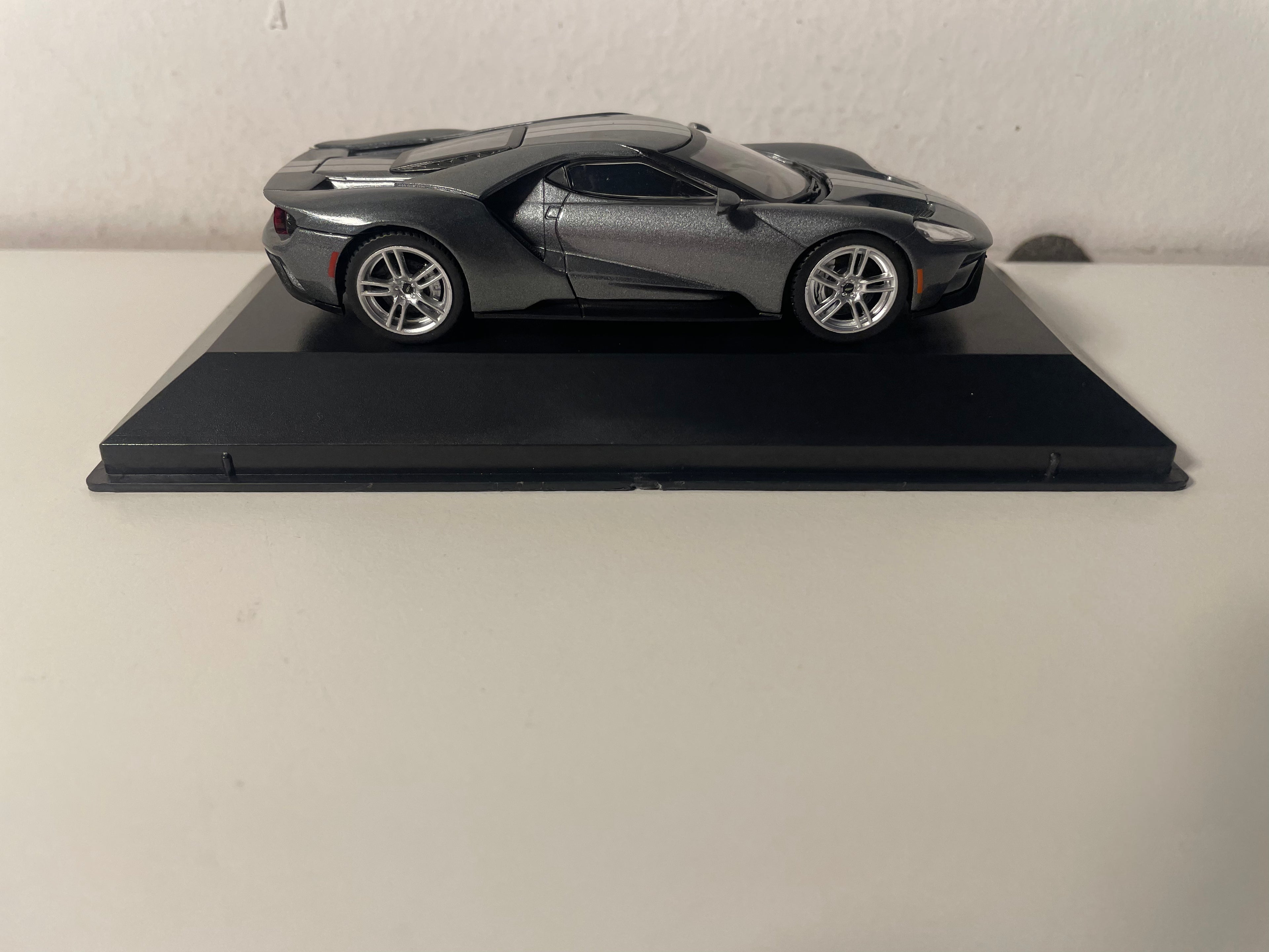 Ford GT grigia (diversi colori di grigio) del 2017
