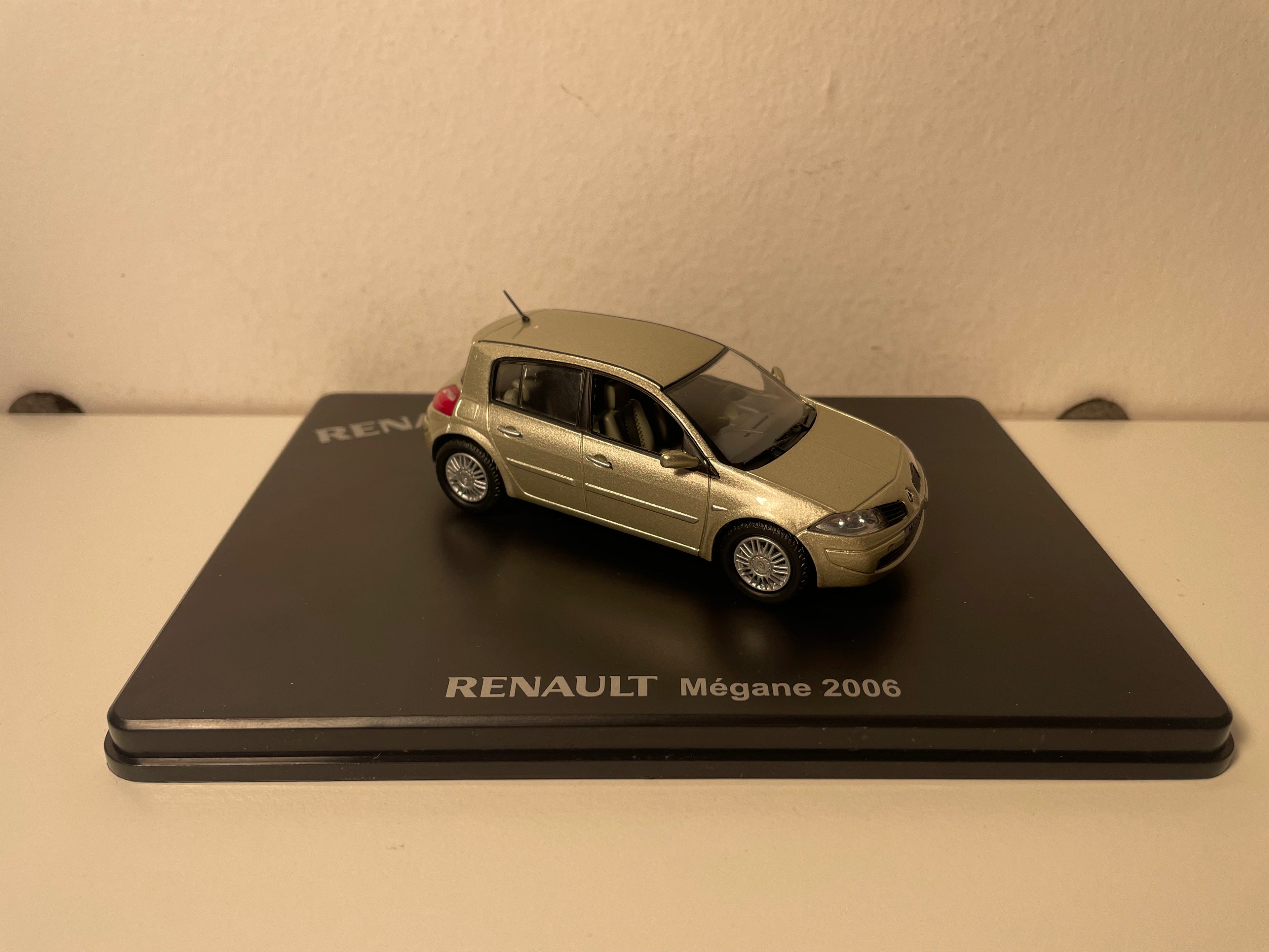 Renault Mégane berlina color marrón (pimienta) de 2006 - ELIGOR - estuche caja rectangular (caja N°1)