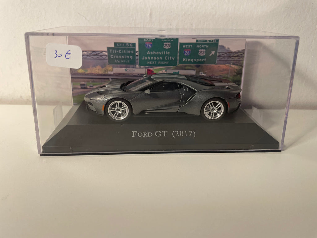 Ford GT grigia (diversi colori di grigio) del 2017