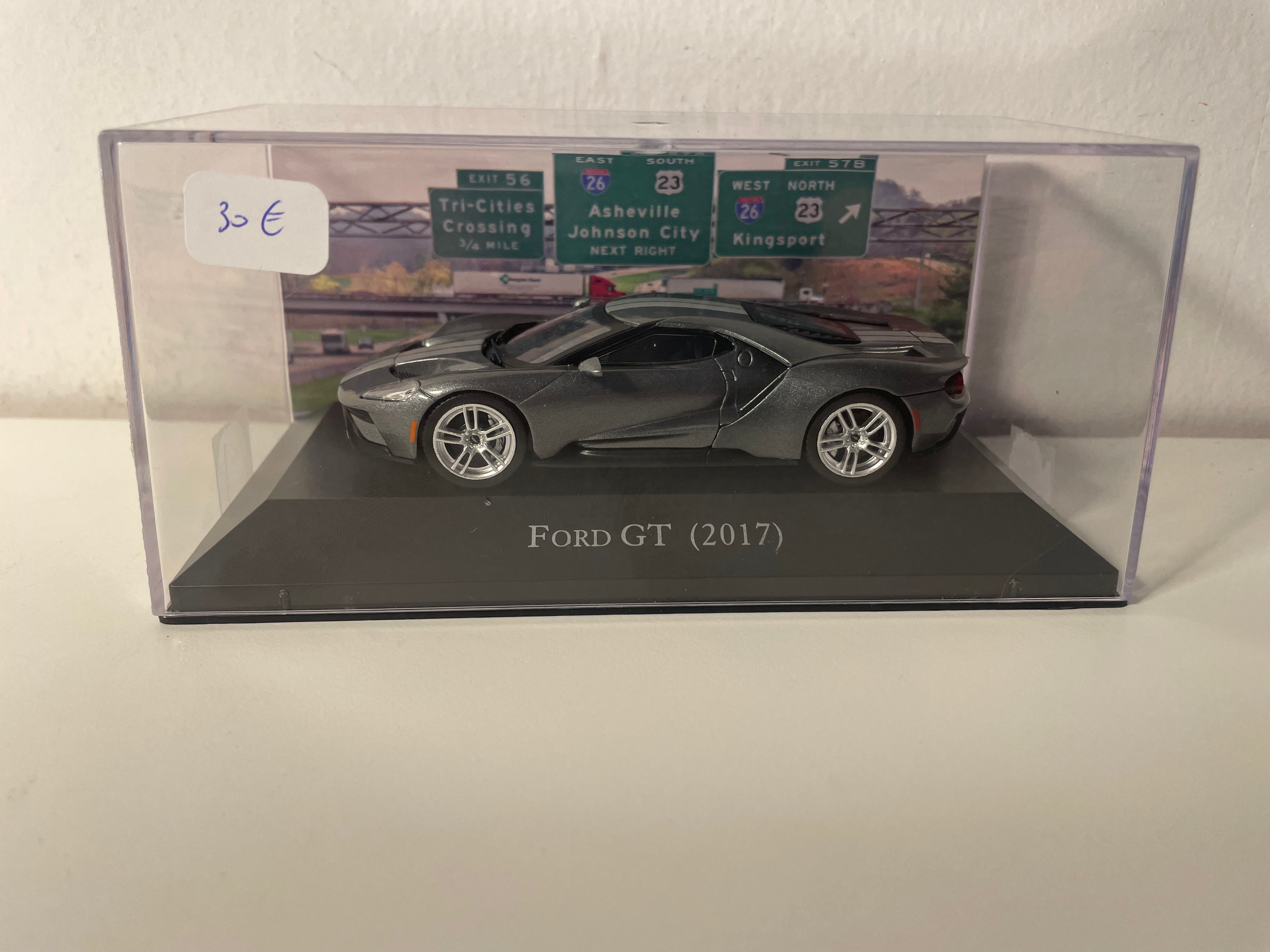 Ford GT grigia (diversi colori di grigio) del 2017