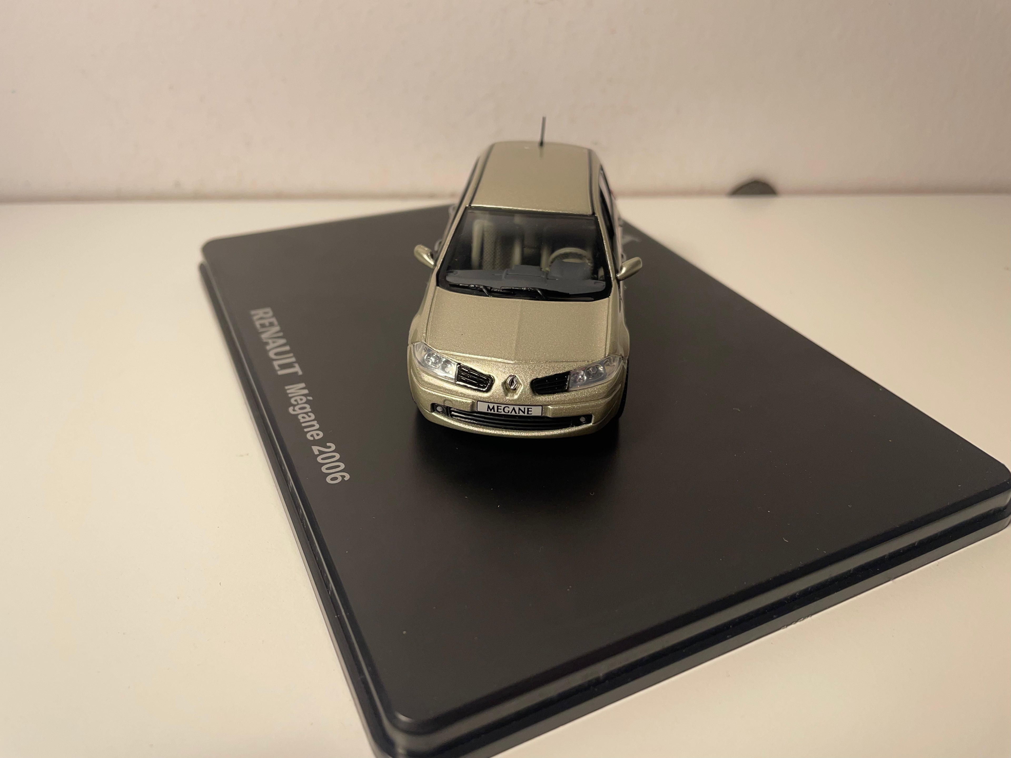 Renault Mégane berlina color marrón (pimienta) de 2006 - ELIGOR - estuche caja rectangular (caja N°1)