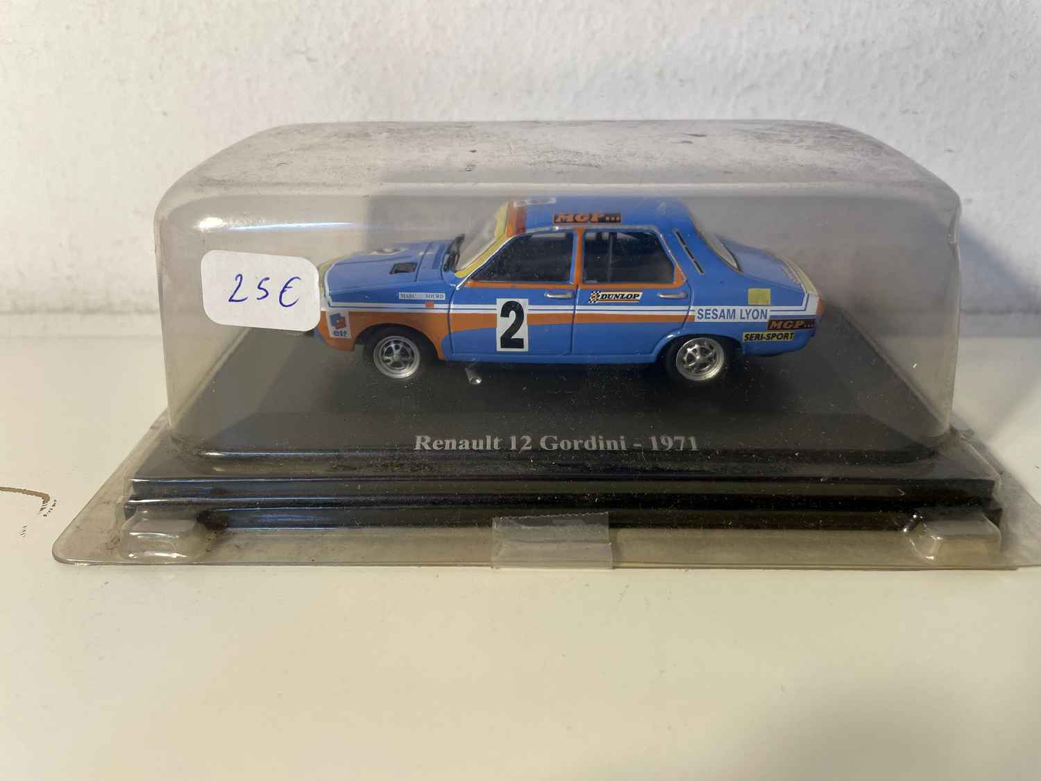 Niebiesko-pomarańczowy Renault 12 Gordini z 1971 roku - z numerem 2