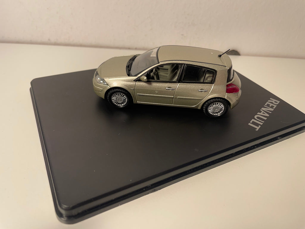 Renault Mégane berlina color marrón (pimienta) de 2006 - ELIGOR - estuche caja rectangular (caja N°1)