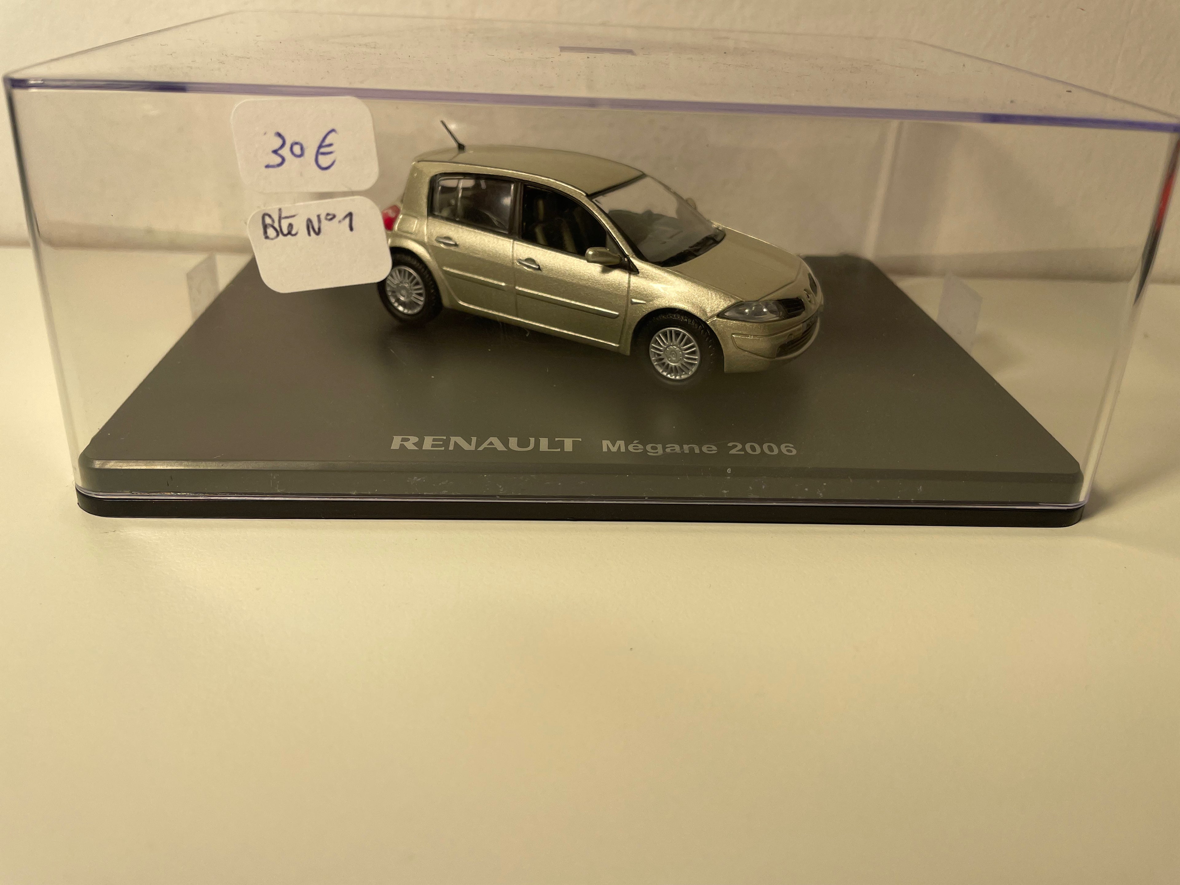 Renault Mégane berlina color marrón (pimienta) de 2006 - ELIGOR - estuche caja rectangular (caja N°1)