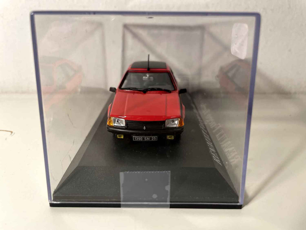 1983 Renault Fuego Turbo a rout mat schwaarzem Daach