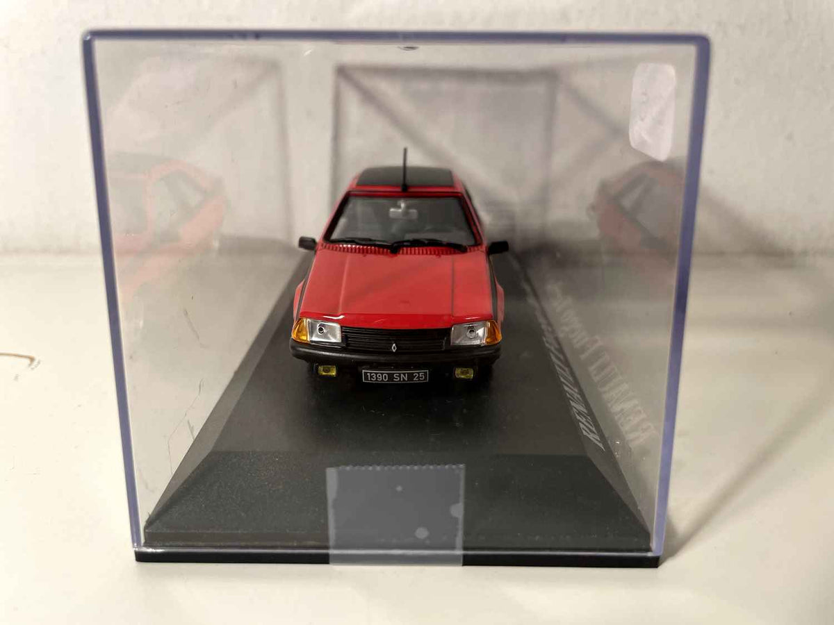 1983 Renault Fuego Turbo a rout mat schwaarzem Daach