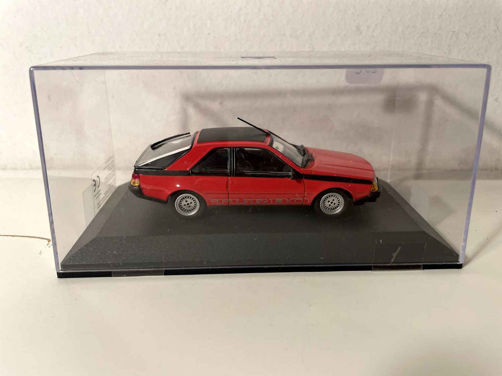 1983 Renault Fuego Turbo a rout mat schwaarzem Daach