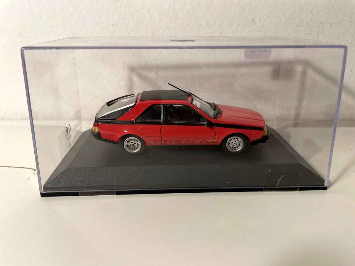 1983 Renault Fuego Turbo a rout mat schwaarzem Daach