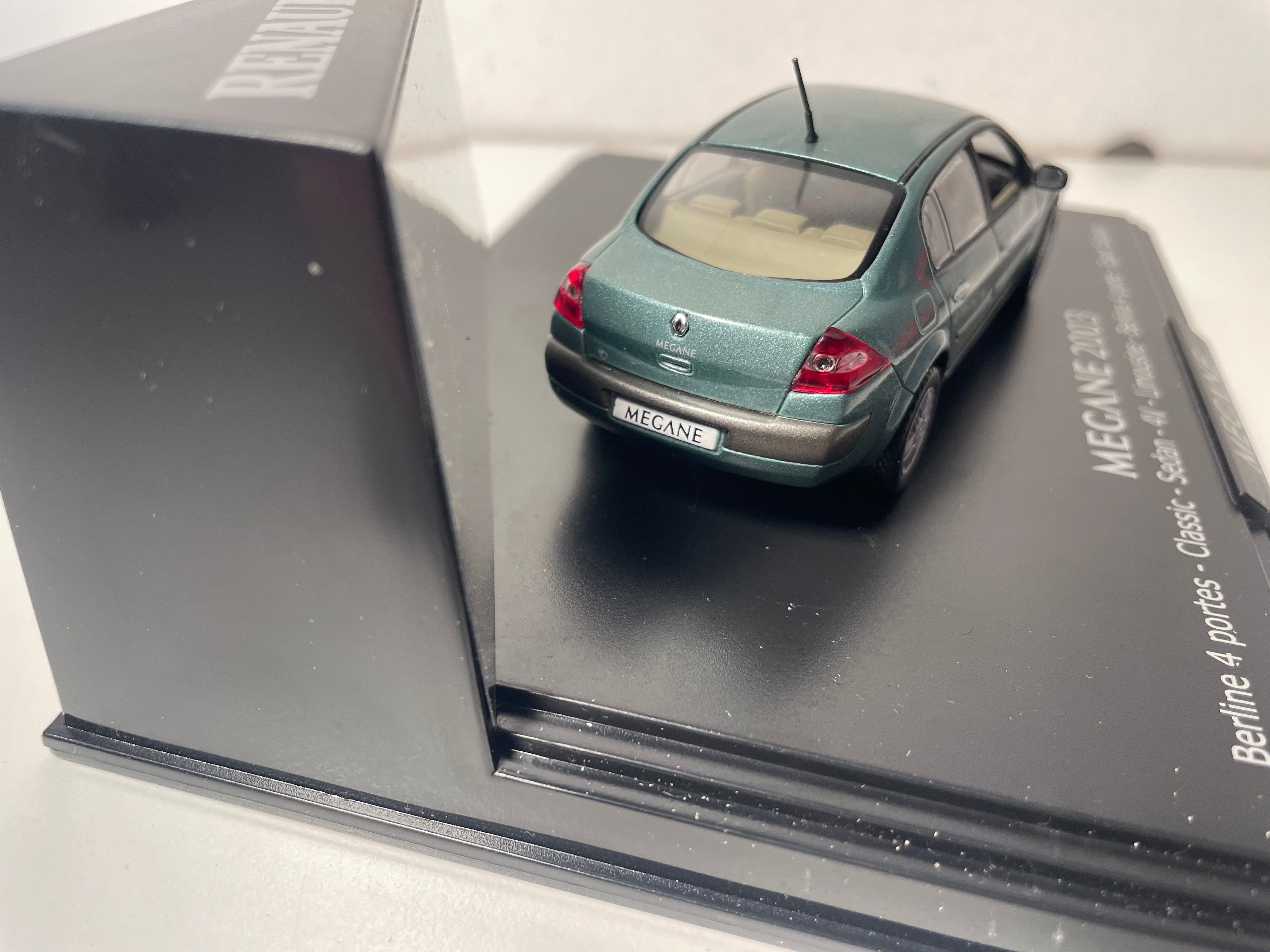 Renault Mégane 4-Türer in grün (Kupfergrün) von 2003 - NOREV - rechteckiges Box-Set (Box Nr. 4)