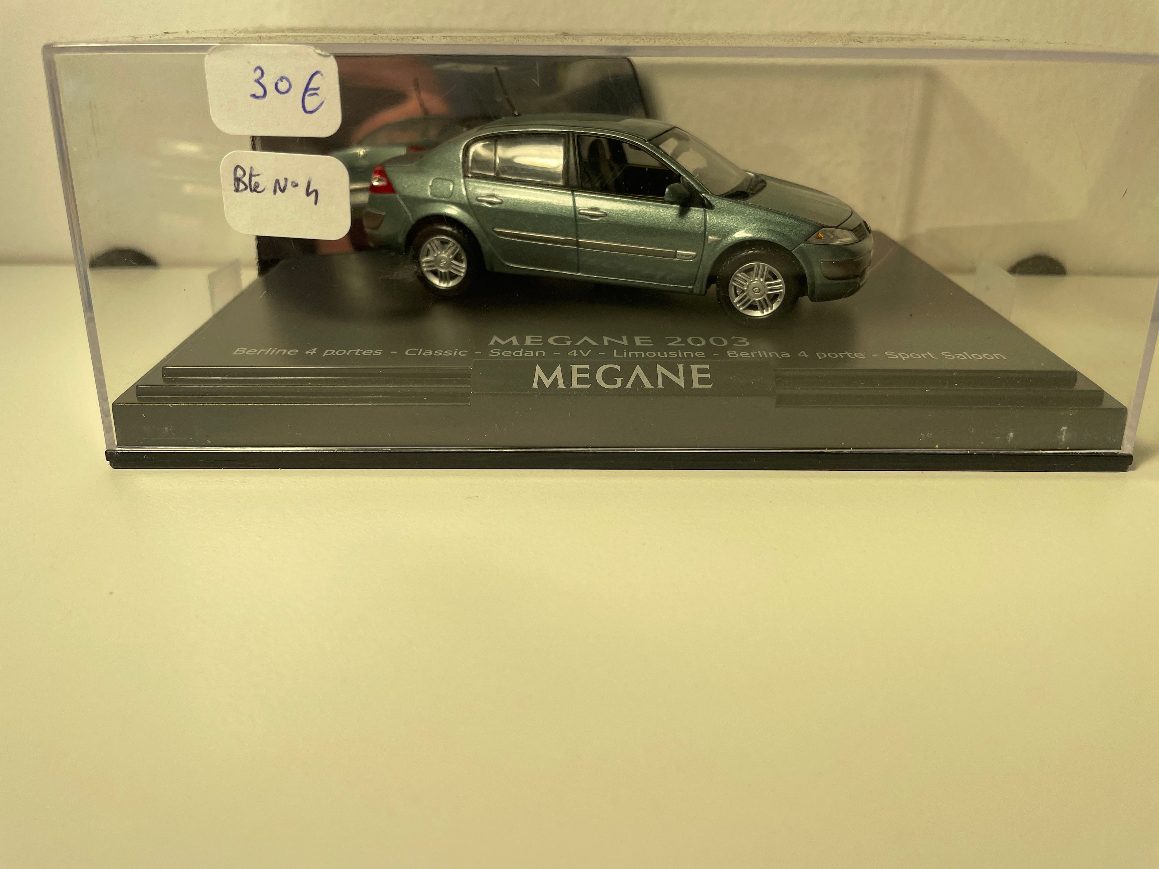 Renault Mégane 4-Türer in grün (Kupfergrün) von 2003 - NOREV - rechteckiges Box-Set (Box Nr. 4)