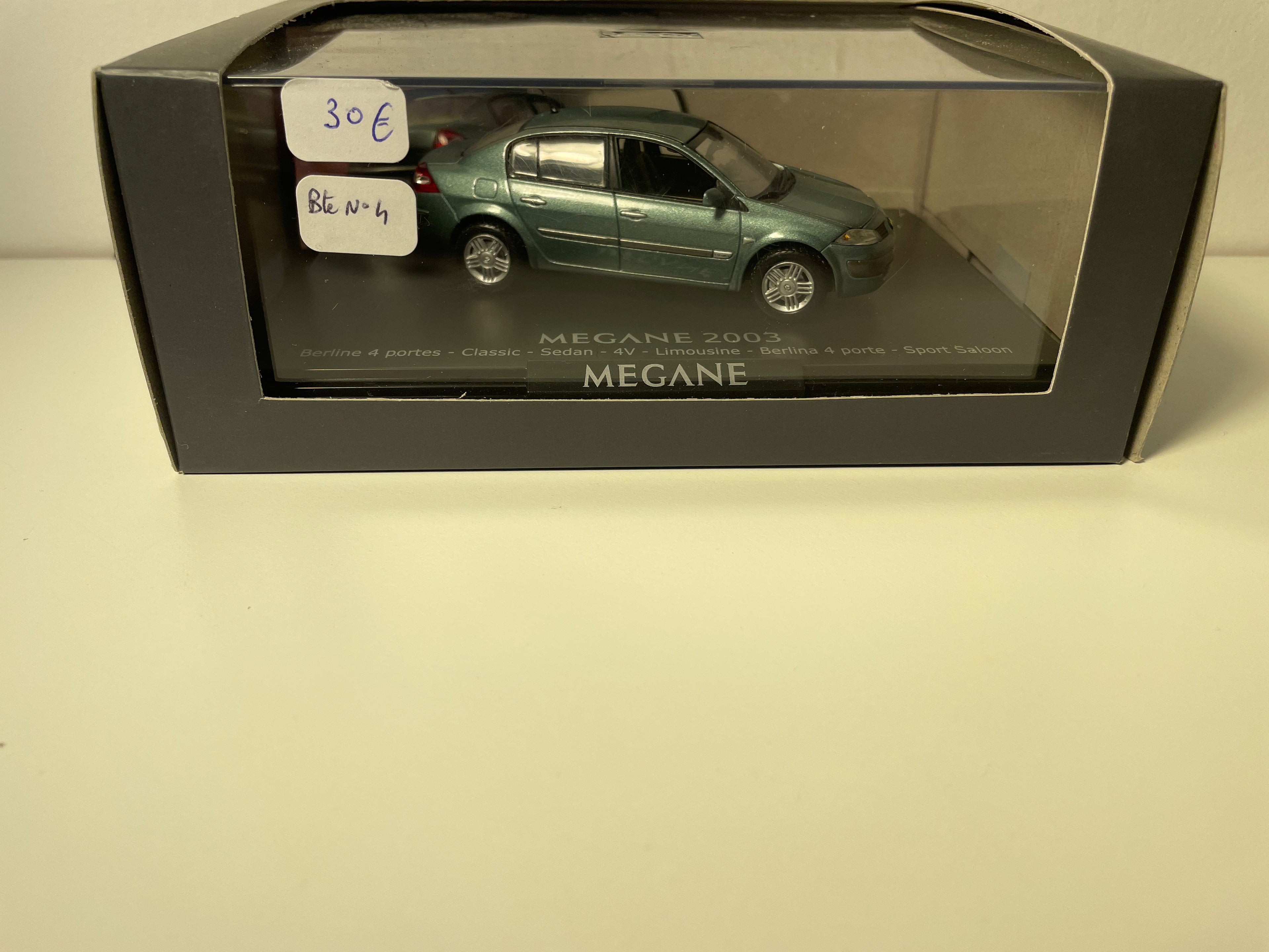 Renault Mégane 4-Türer in grün (Kupfergrün) von 2003 - NOREV - rechteckiges Box-Set (Box Nr. 4)
