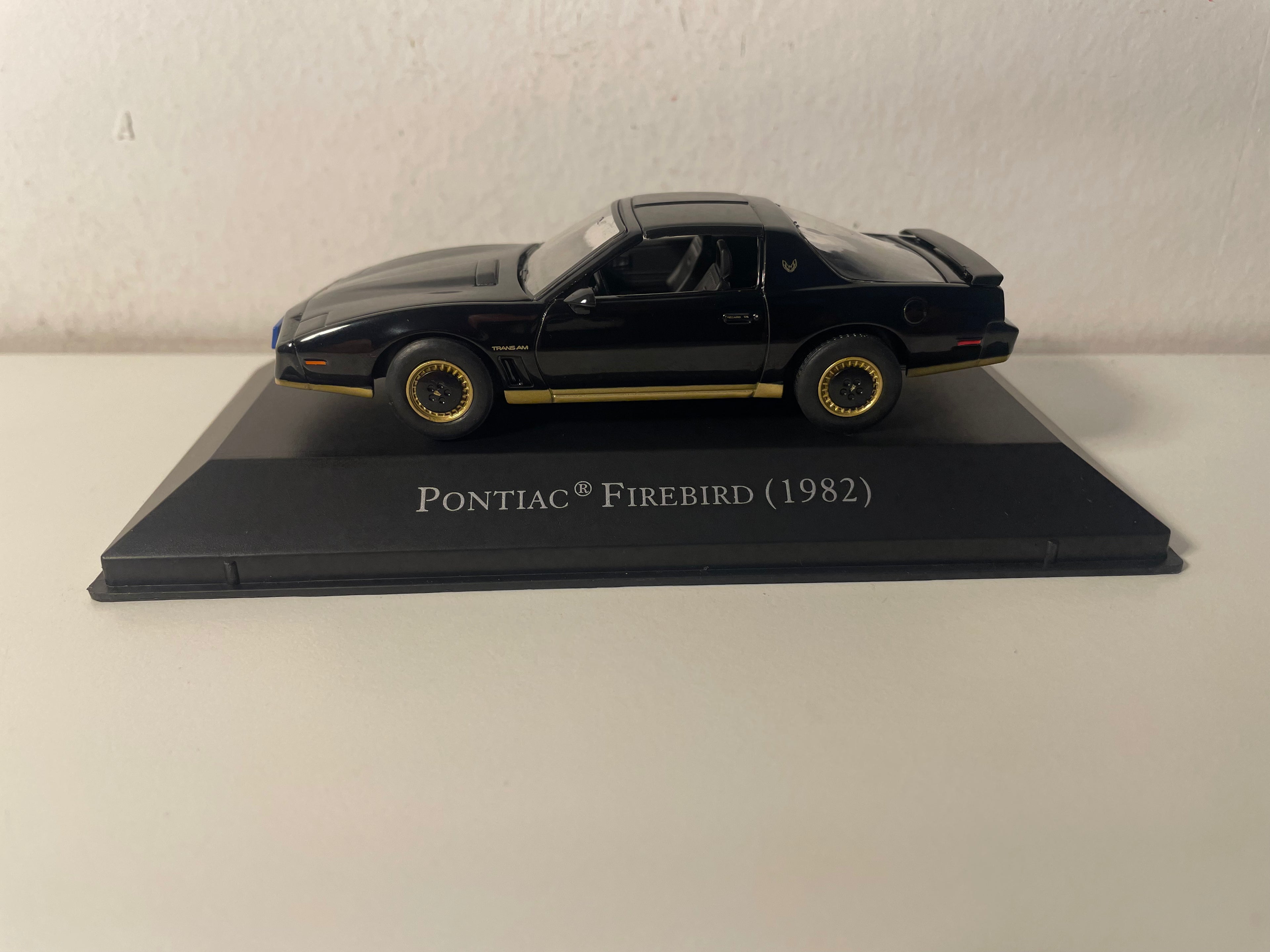 Pontiac Firebird nera del 1982 (auto americana)