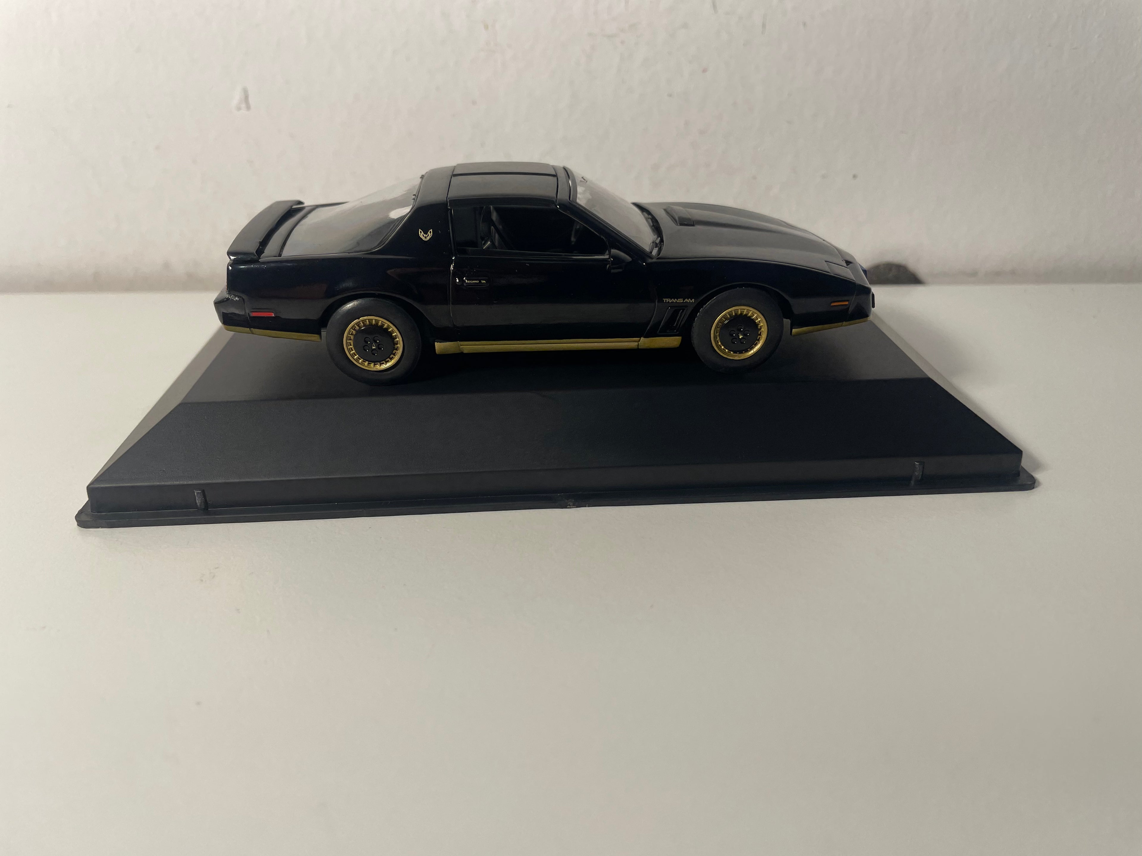 Pontiac Firebird nera del 1982 (auto americana)