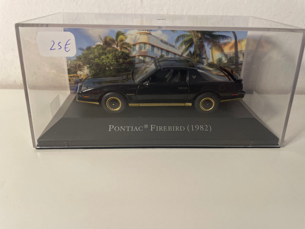 Pontiac Firebird nera del 1982 (auto americana)