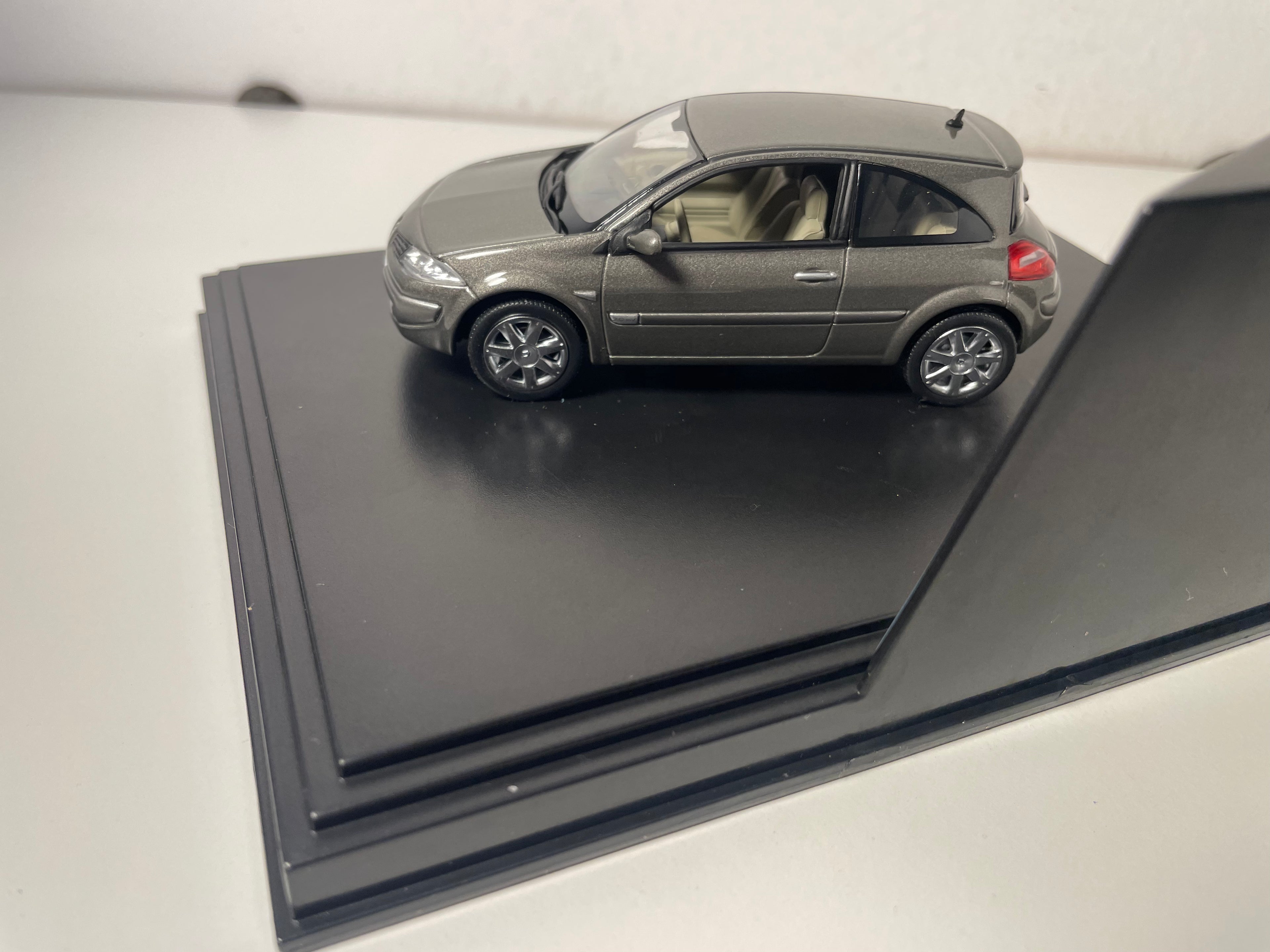 Renault Mégane coupé gréis (gréis Stol) vun 2006 - NOREV - rechteckeg Box (Box Nr. 7)