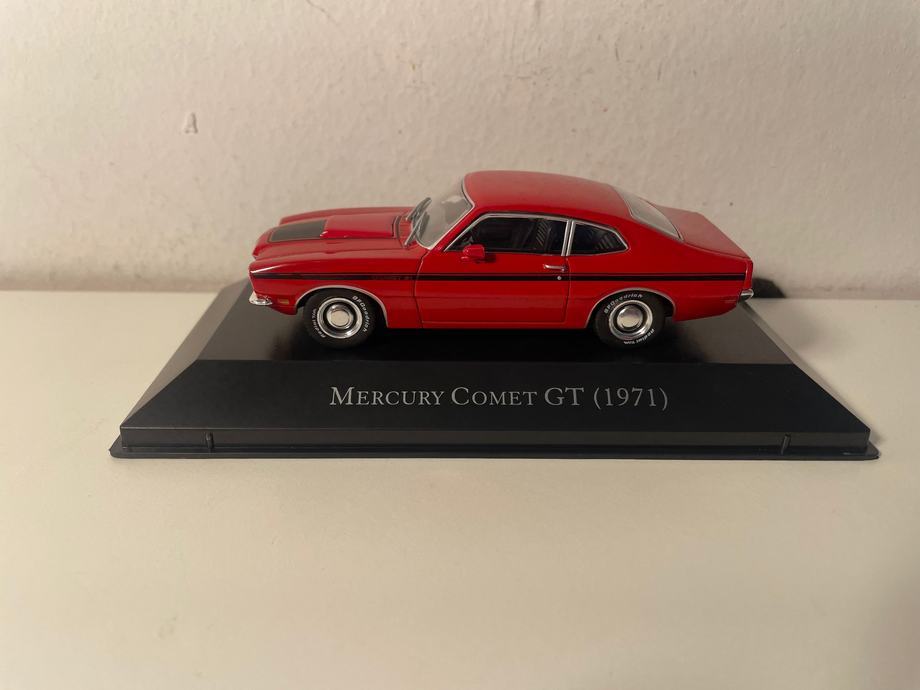 Mercury Comet GT rojo de 1971 (auto americano)