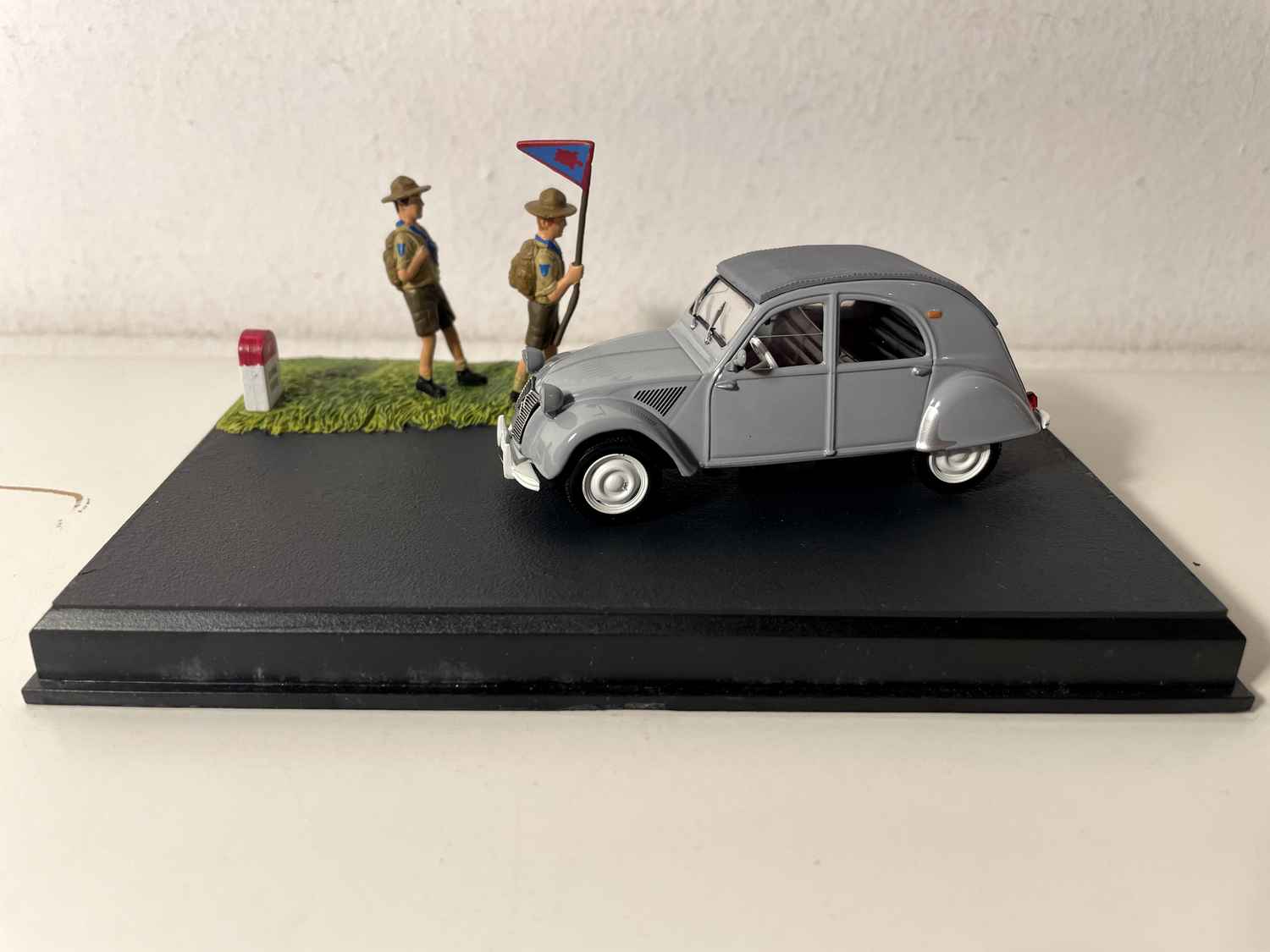 Citroën 2 CV gréis mat gréisem Daach - La Nationale 7 - d'bléi Strooss (d'Scouten)