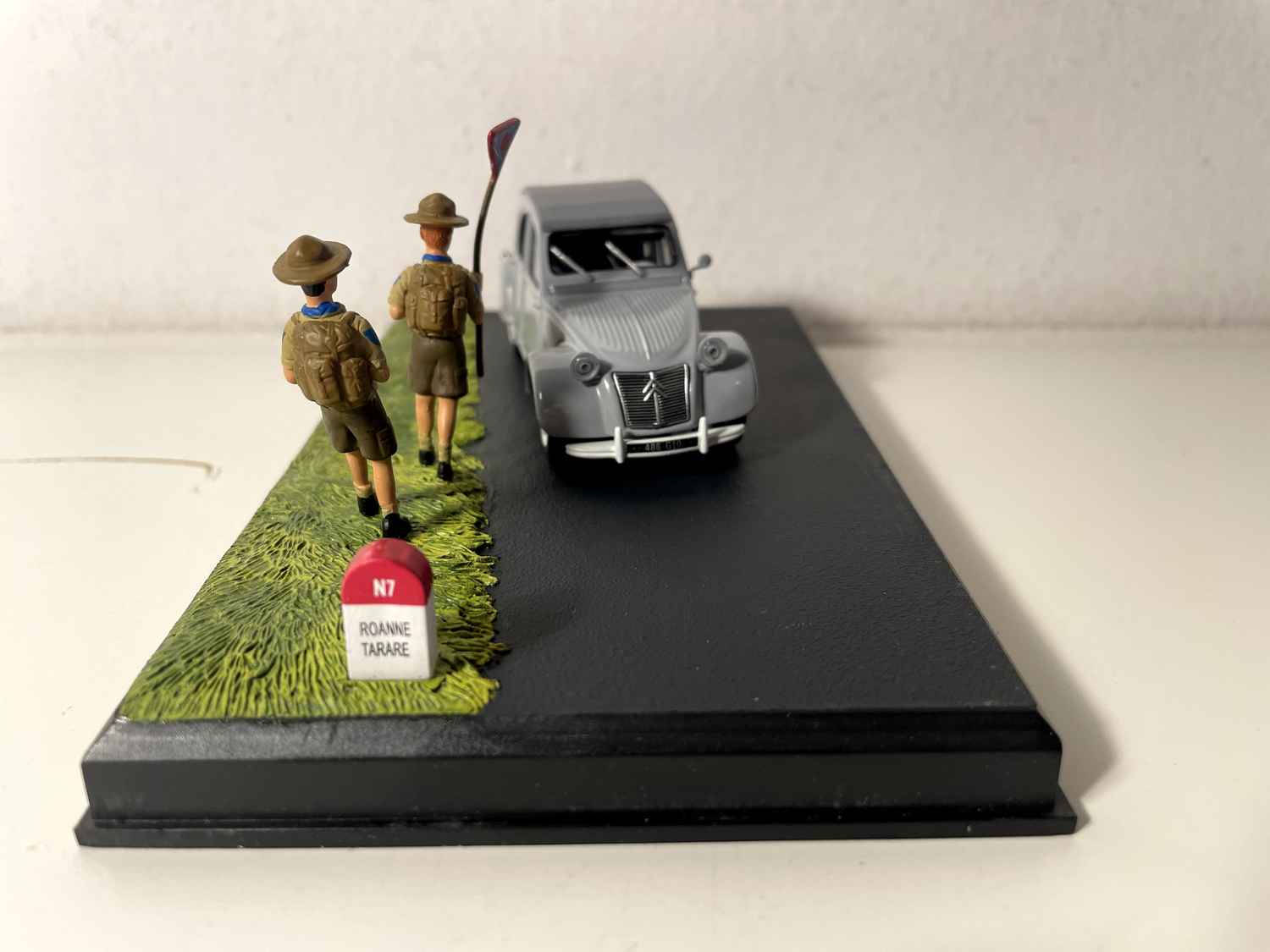 Citroën 2 CV gréis mat gréisem Daach - La Nationale 7 - d'bléi Strooss (d'Scouten)