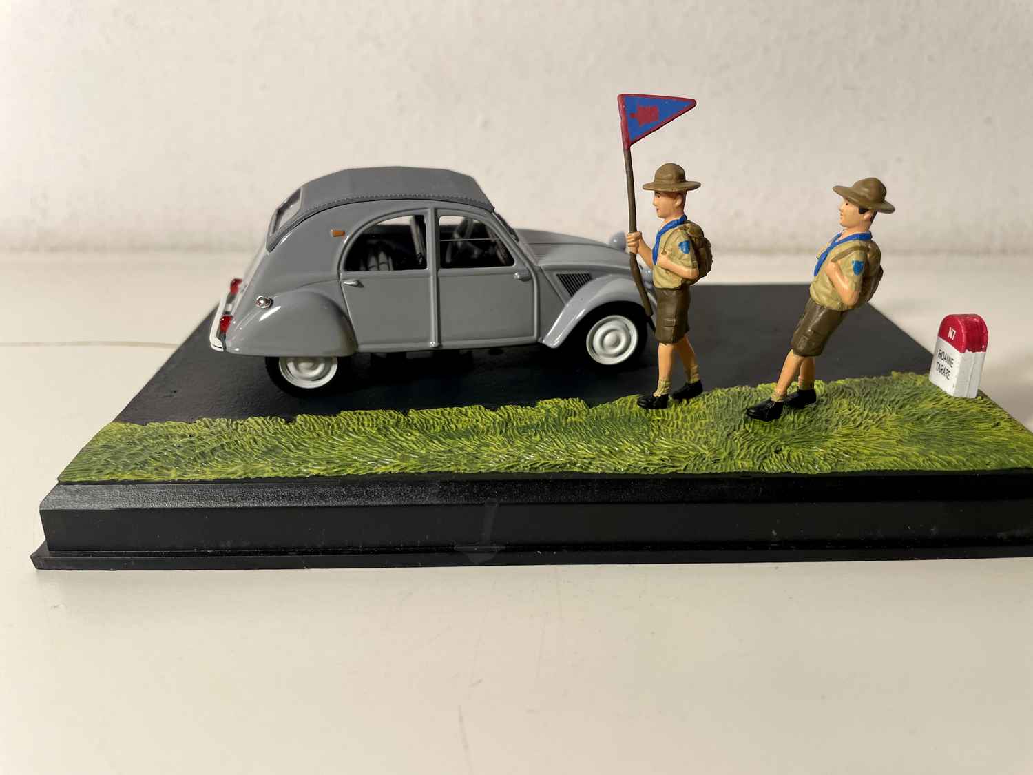 Citroën 2 CV gréis mat gréisem Daach - La Nationale 7 - d'bléi Strooss (d'Scouten)
