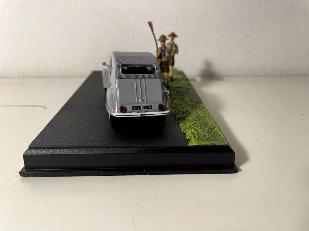 Citroën 2 CV grise et capote grise - La Nationale 7 - la route bleue (les scouts)