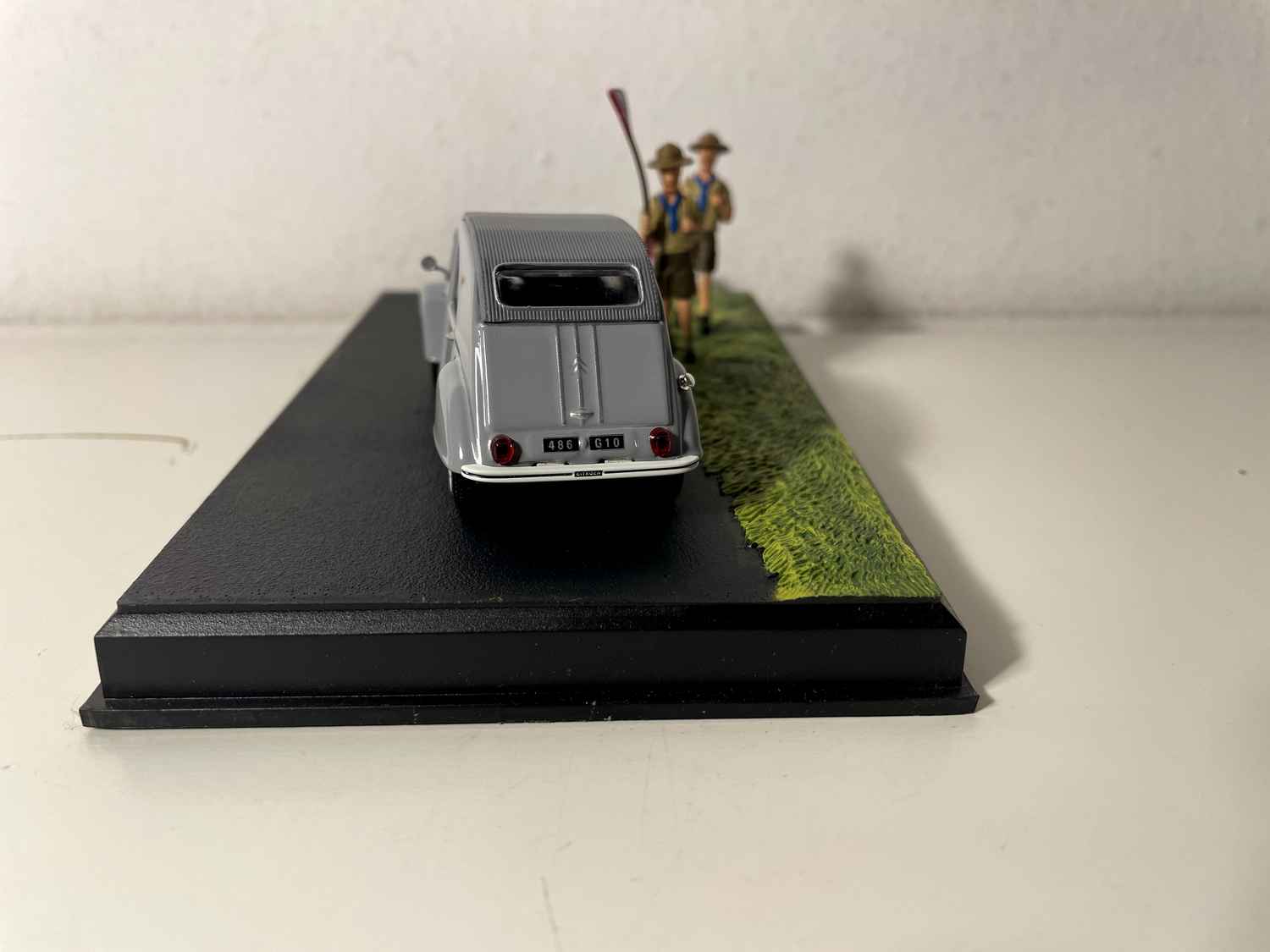 Citroën 2 CV gréis mat gréisem Daach - La Nationale 7 - d'bléi Strooss (d'Scouten)