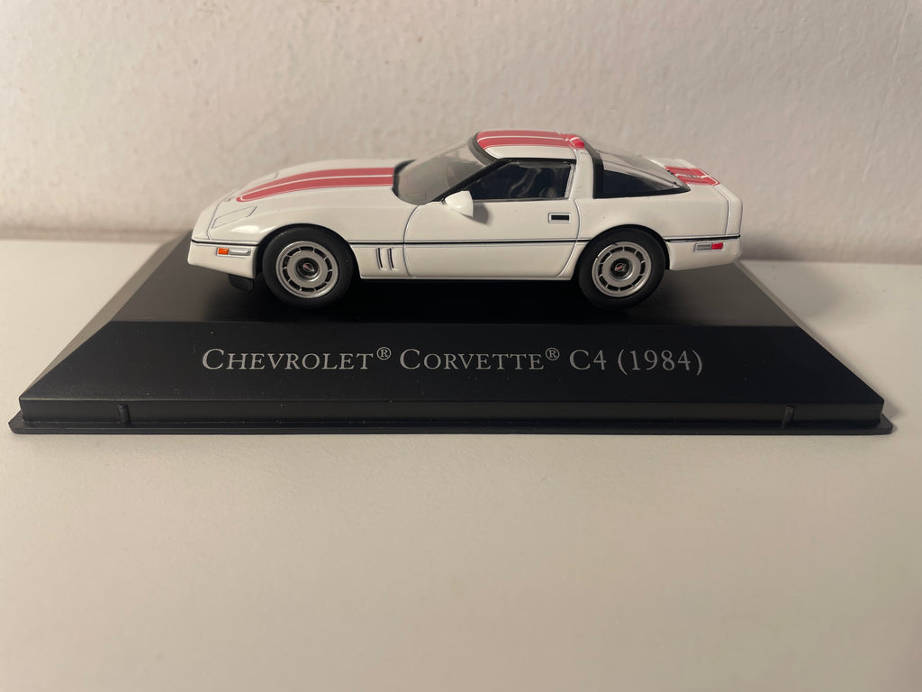 Chevrolet Corvette C4 blanche et rouge de 1984 (voiture américaine)