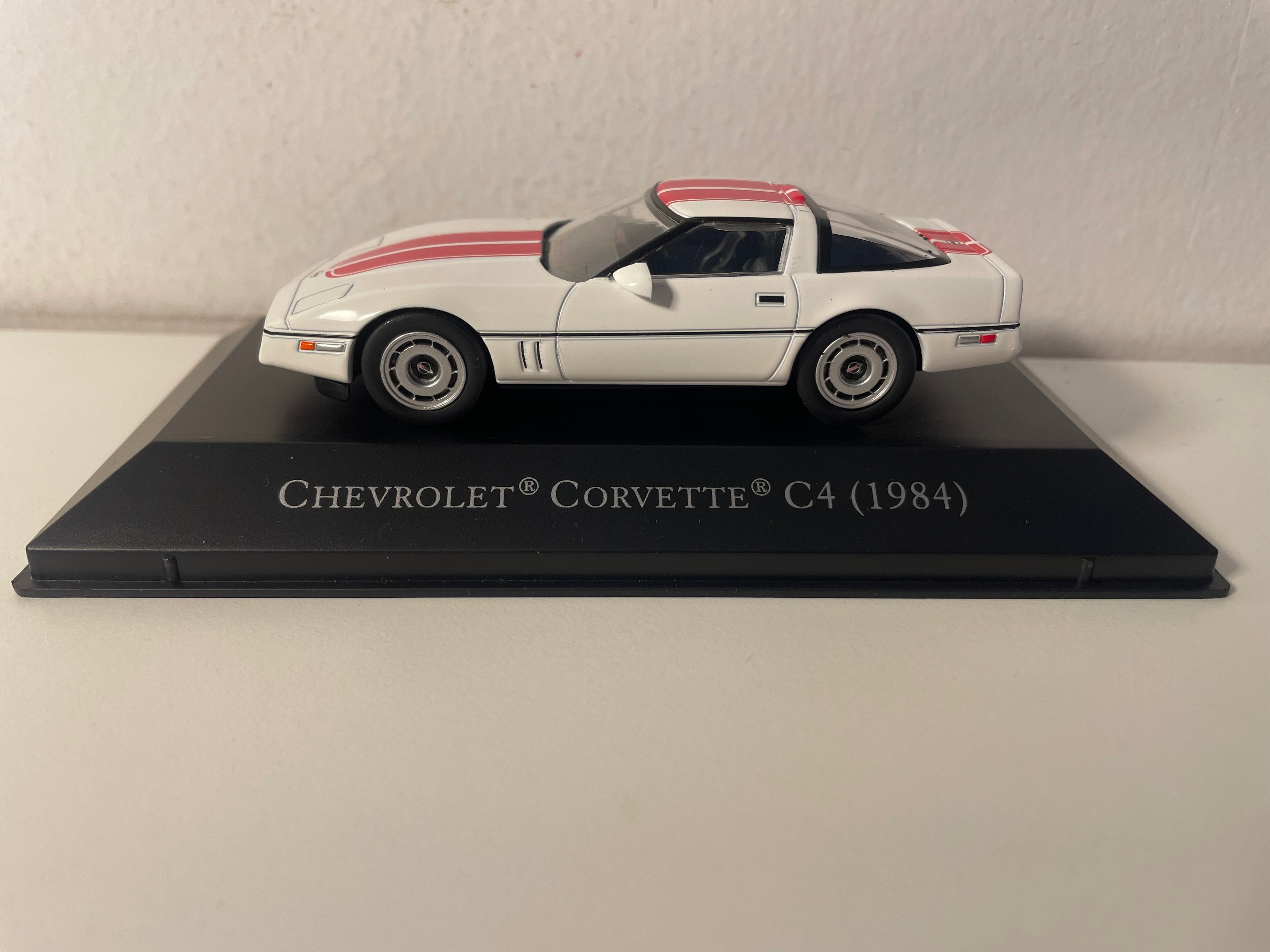 Chevrolet Corvette C4 blanche et rouge de 1984 (voiture américaine)
