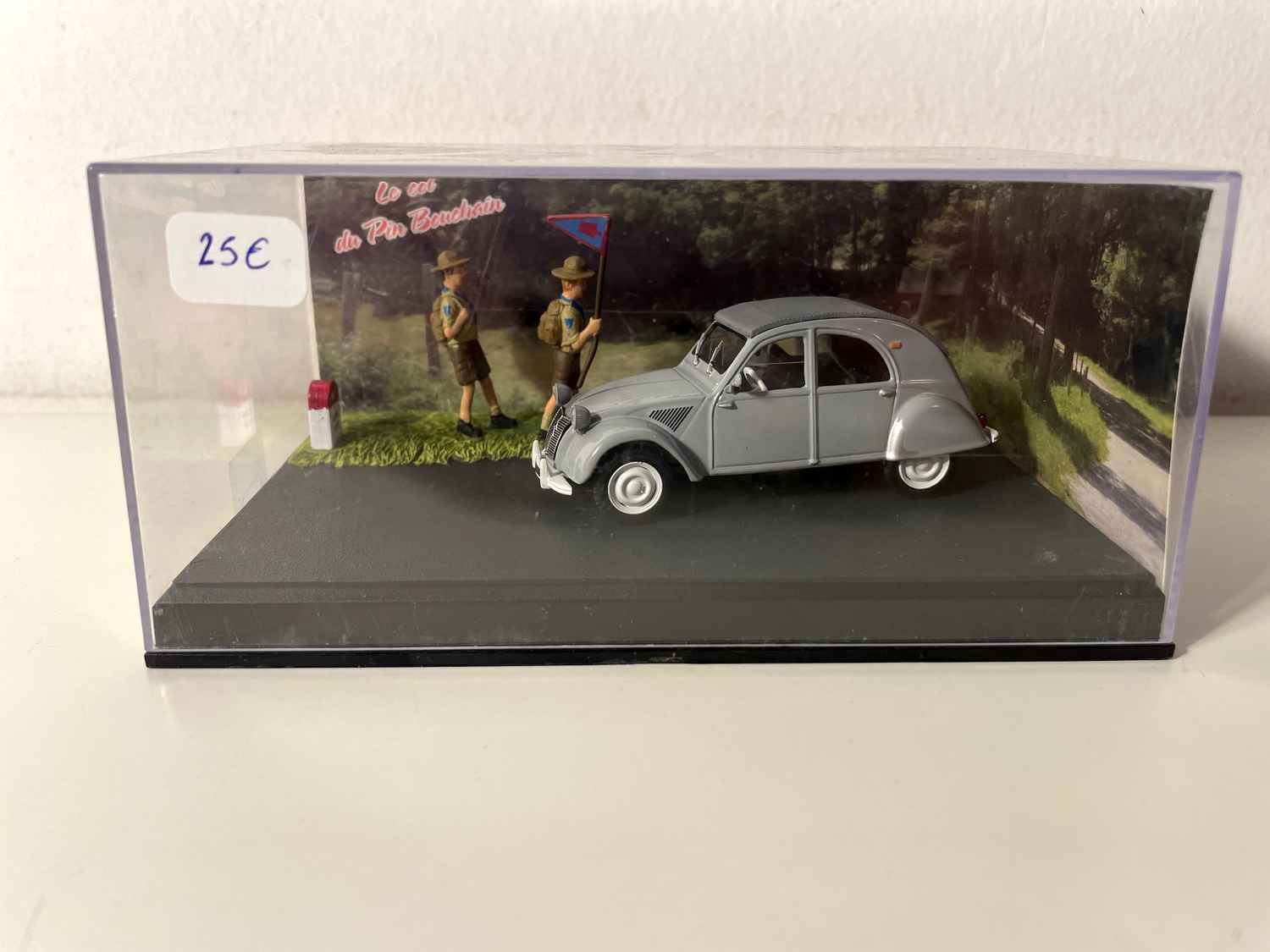 Citroën 2 CV gréis mat gréisem Daach - La Nationale 7 - d'bléi Strooss (d'Scouten)