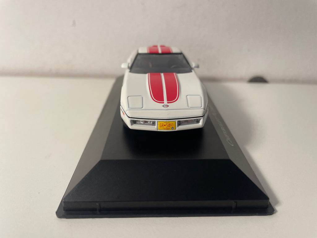 Chevrolet Corvette C4 blanche et rouge de 1984 (voiture américaine)