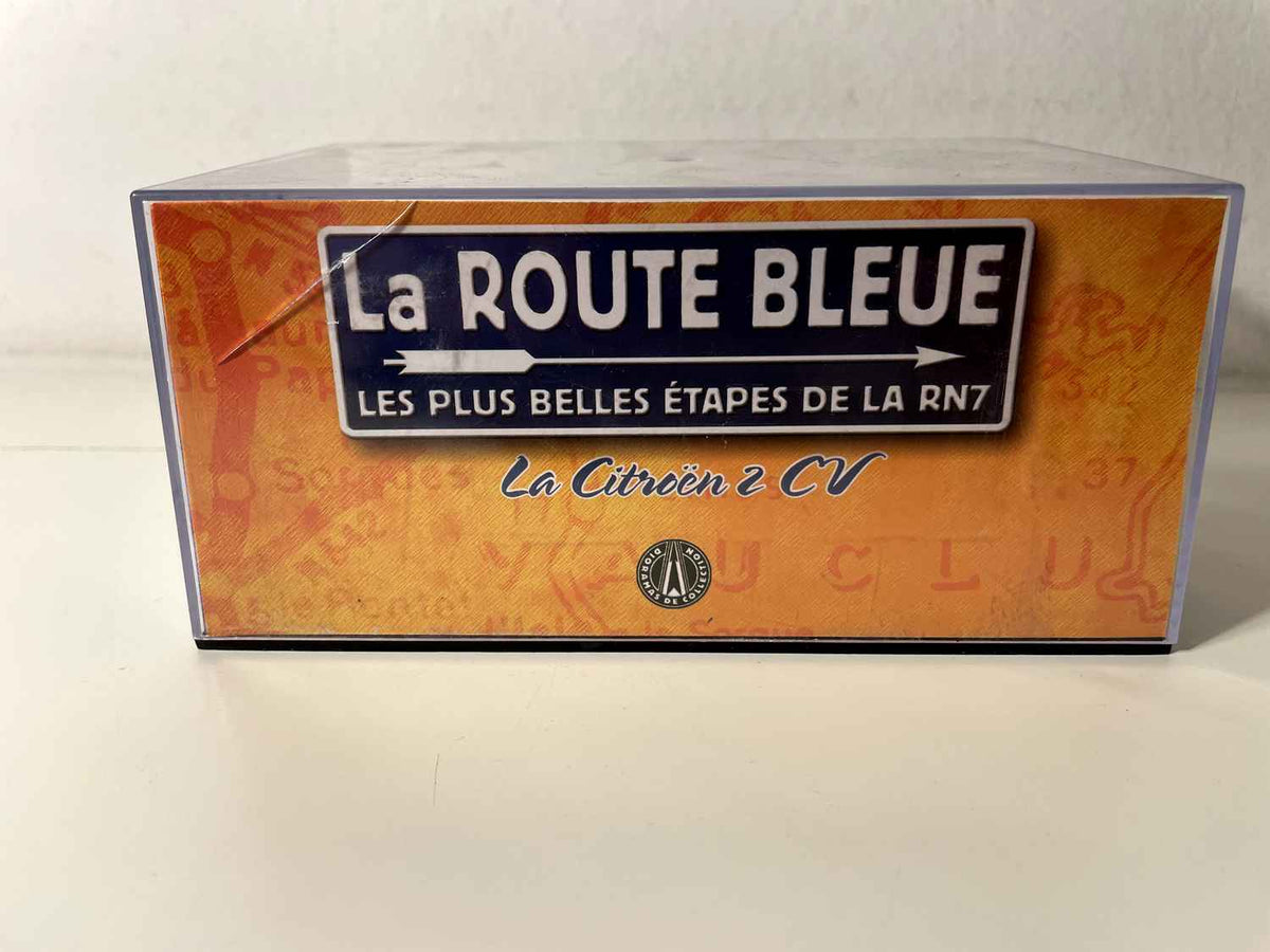 Citroën 2 CV grise et capote grise - La Nationale 7 - la route bleue (les scouts)