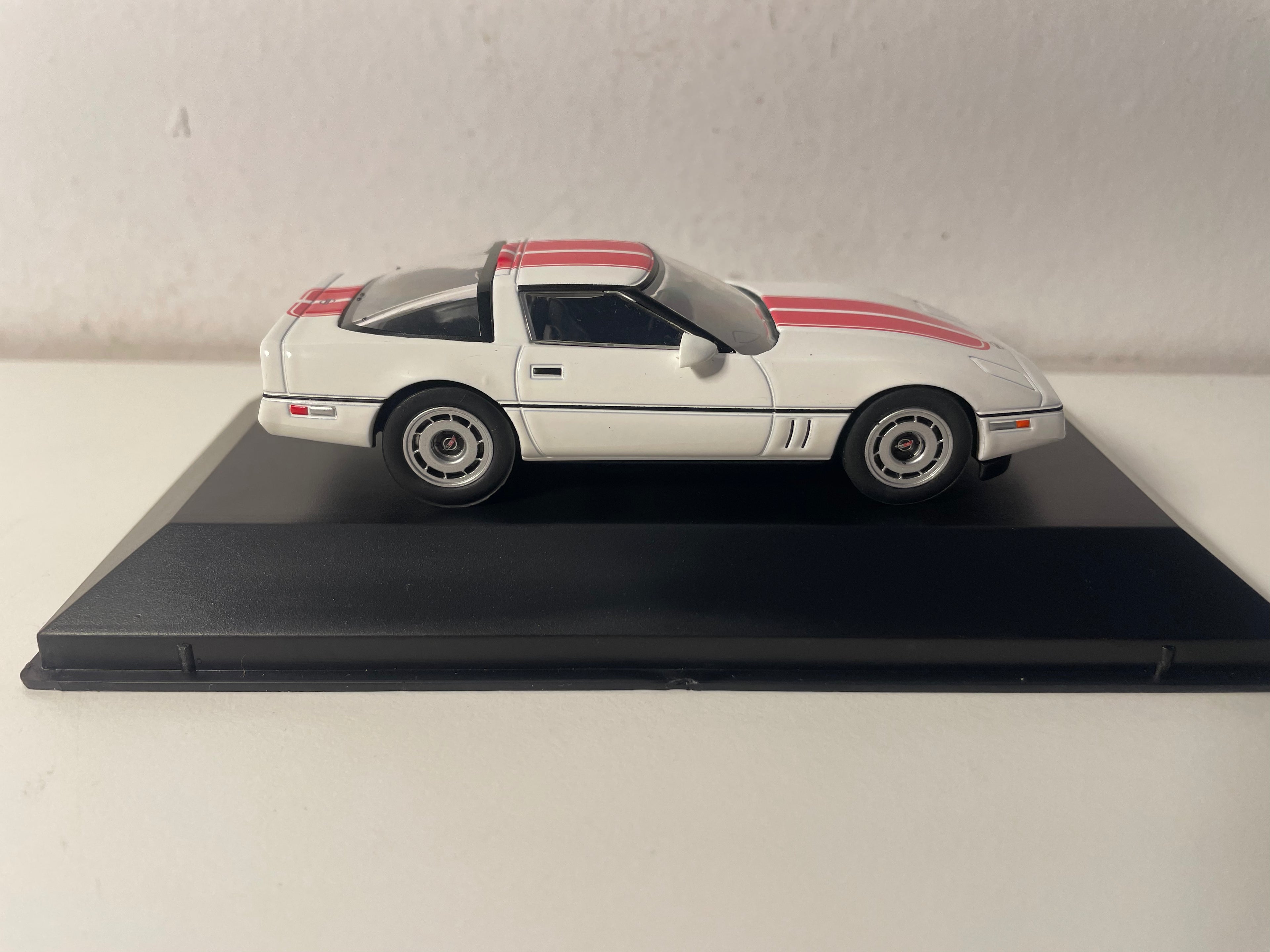 Chevrolet Corvette C4 blanche et rouge de 1984 (voiture américaine)