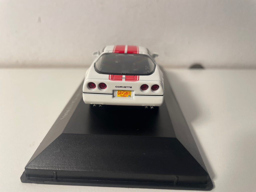 Chevrolet Corvette C4 blanche et rouge de 1984 (voiture américaine)