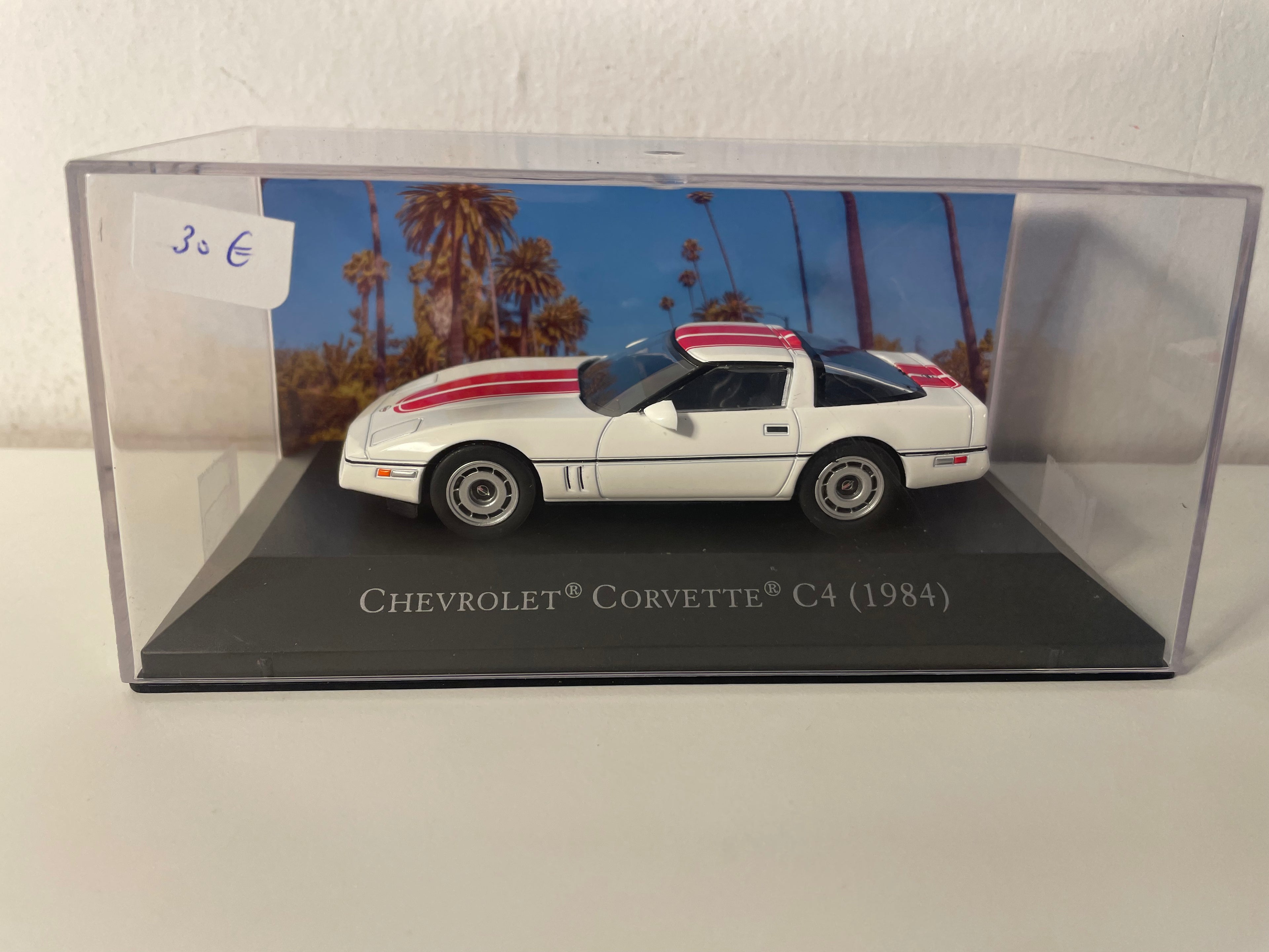 Chevrolet Corvette C4 blanche et rouge de 1984 (voiture américaine)