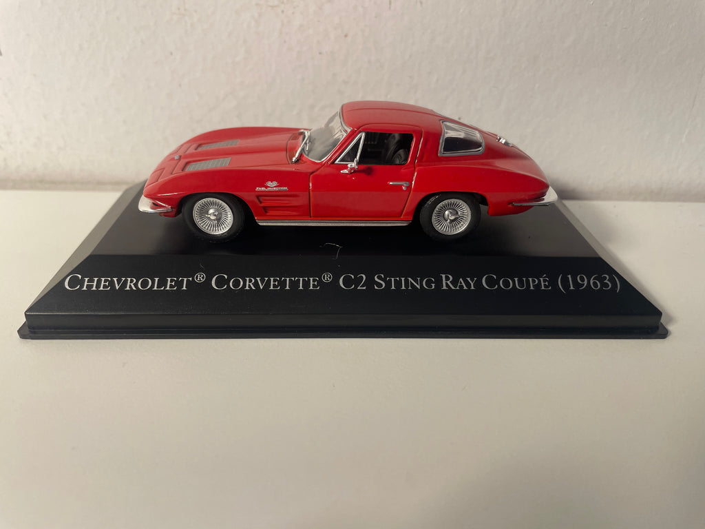 Chevrolet Corvette C2 Sting Ray Coupé rossa del 1963 (auto americano)