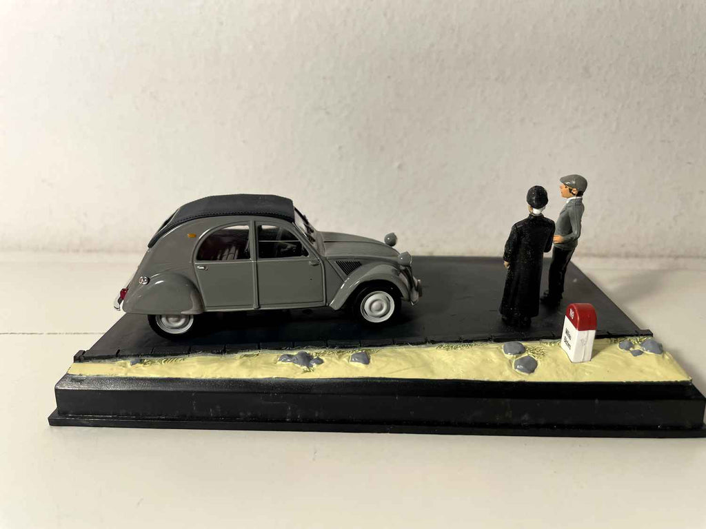 Citroën 2 CV cinza com capota preta - A Nacional 7 - a estrada azul (o padre)